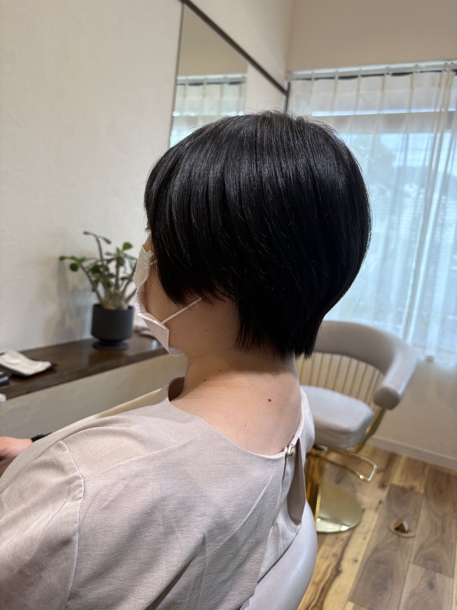 襟足すっきり｜首すじが長く見える斜め後ろのシルエット
