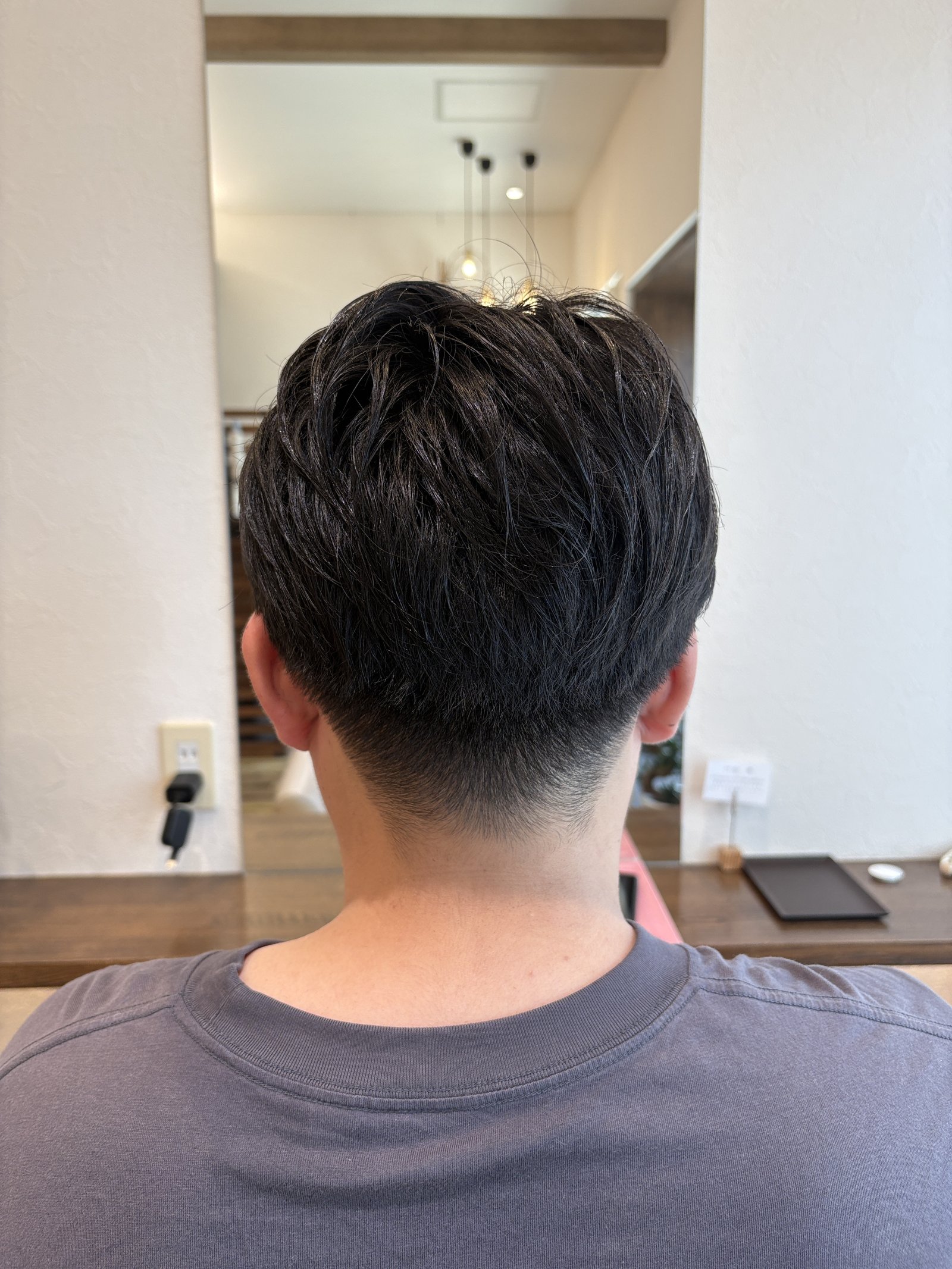 真後ろから見たシルエット|襟足のグラデーションとトップの動きでコンパクトに見せる