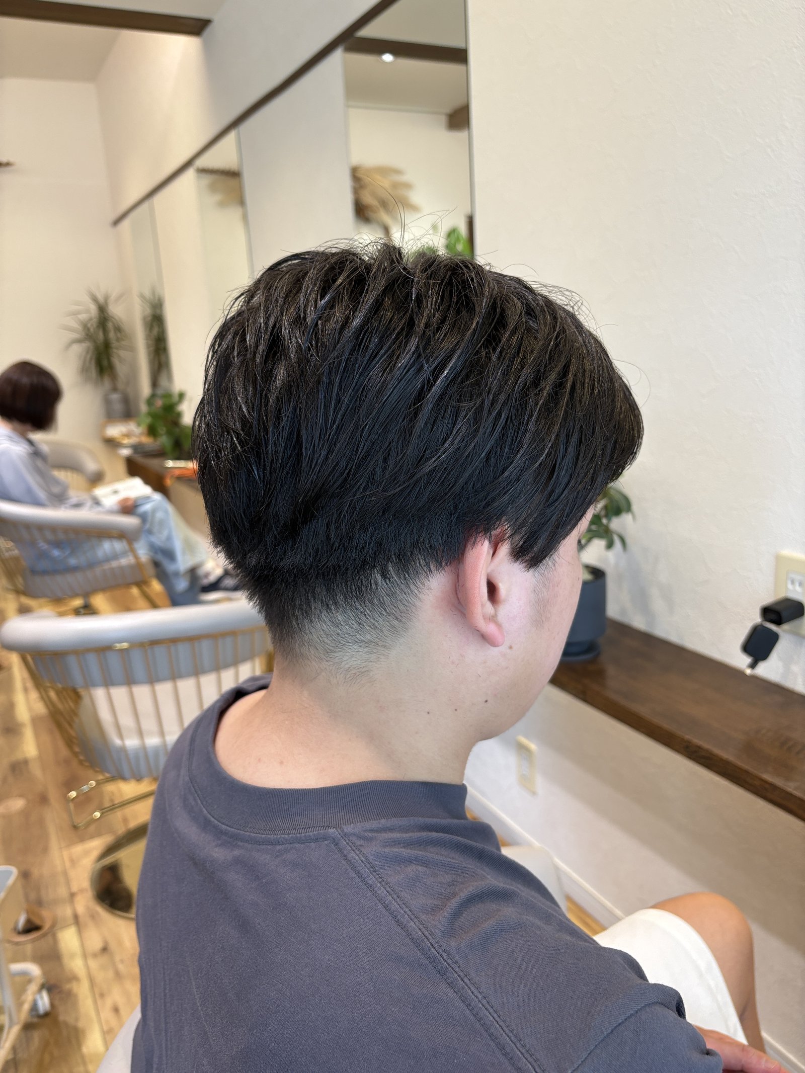 襟足すっきり|下の段を刈り上げ、上からかぶせて自然に見せる斜め後ろのシルエット