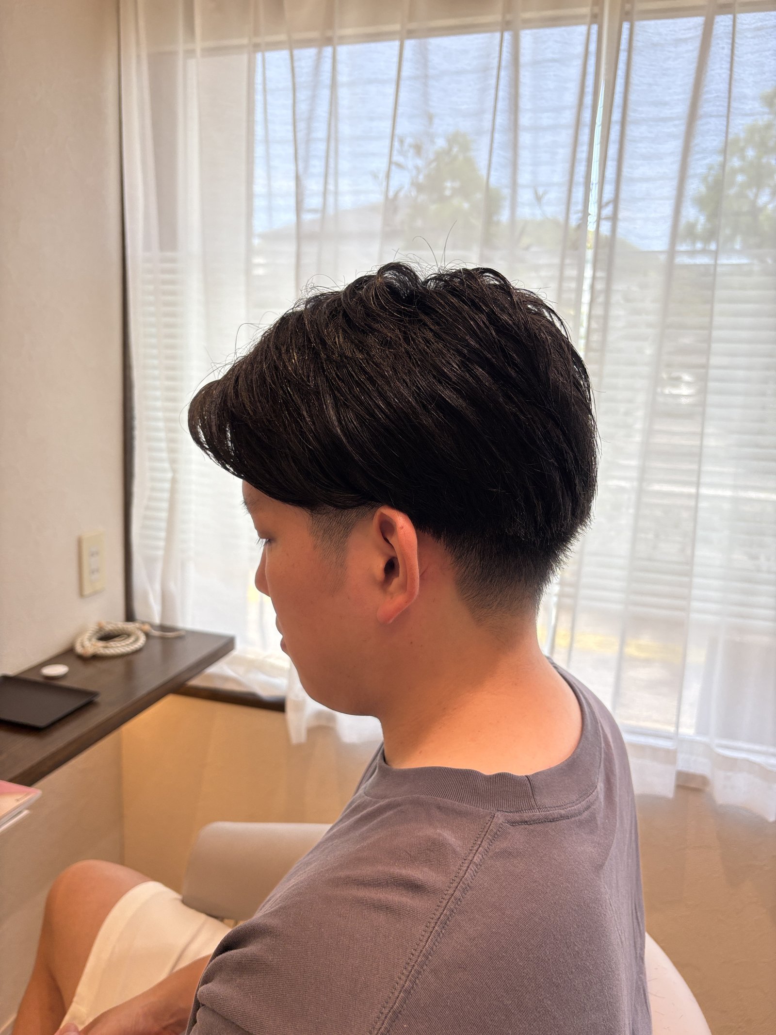 黒髪ショート×ツーブロック|サイドをすっきり刈り上げ、トップは自然な束感で柔らかく
