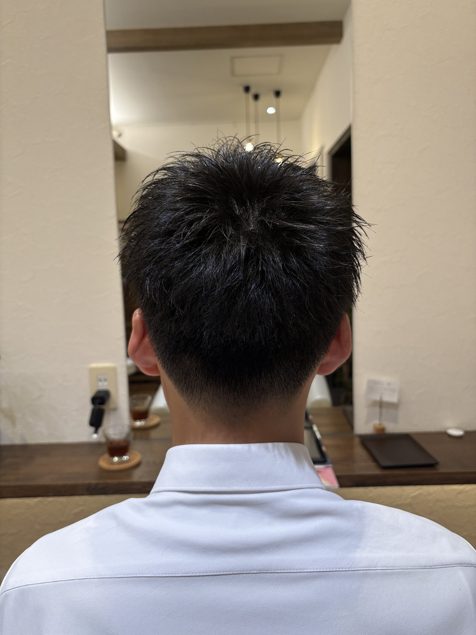 真後ろのシルエット｜襟足を引き締めて頭の形をきれいに見せるコンパクトな後ろ姿