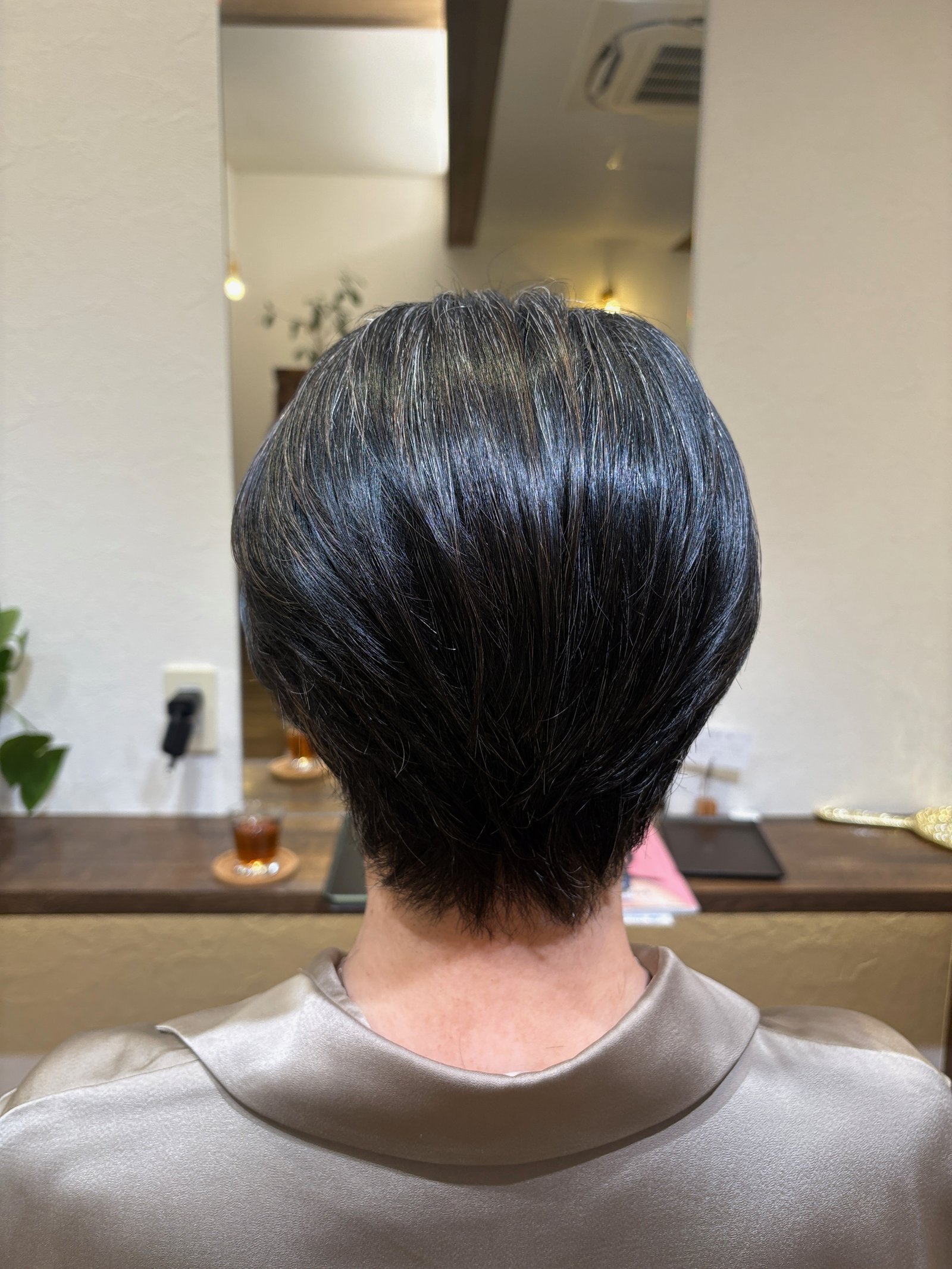 バックスタイル。ひし形シルエットで後ろ姿まで美しく