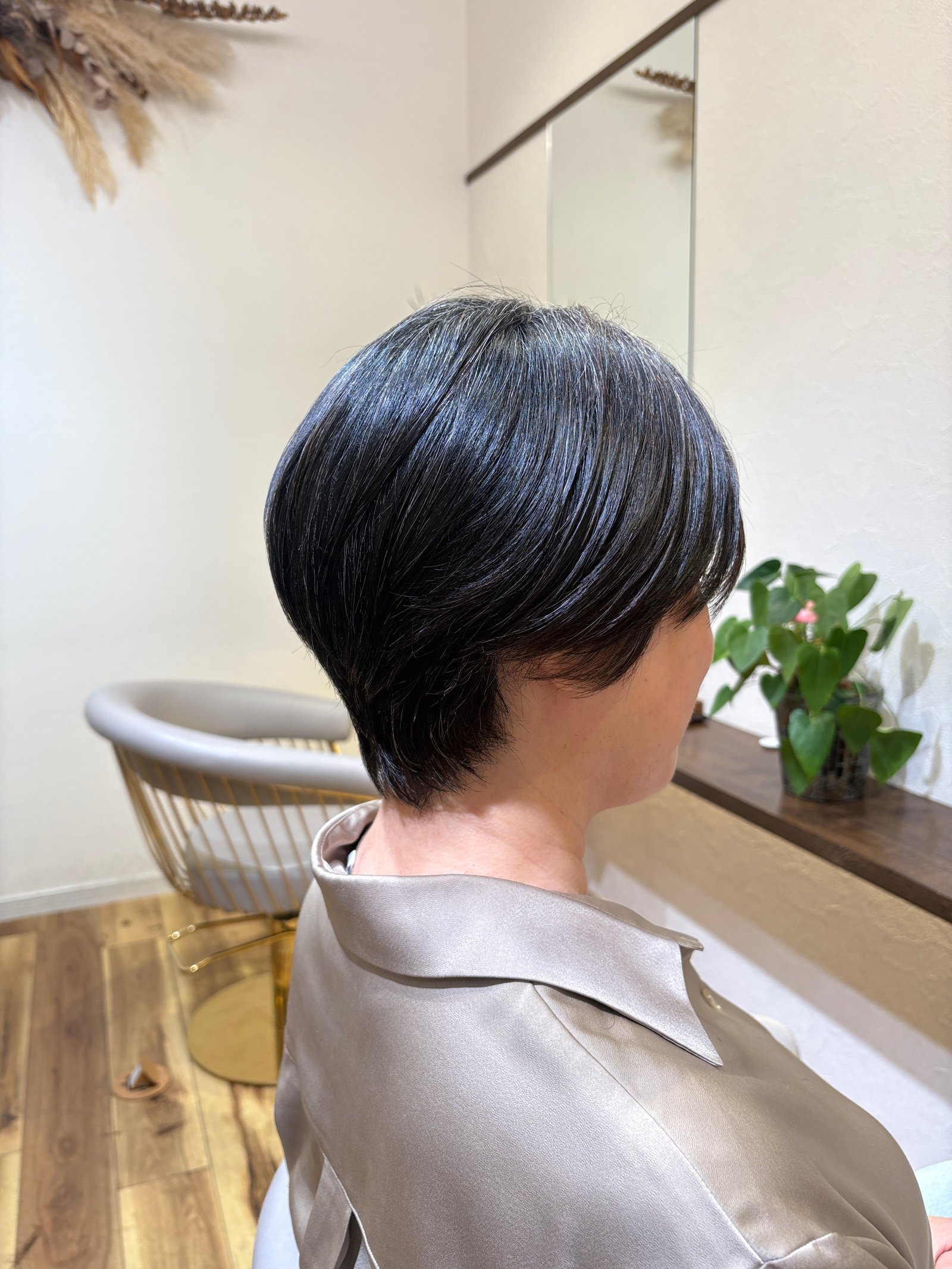 斜め横から。前下がりのラインと丸みのバランスが決め手です
