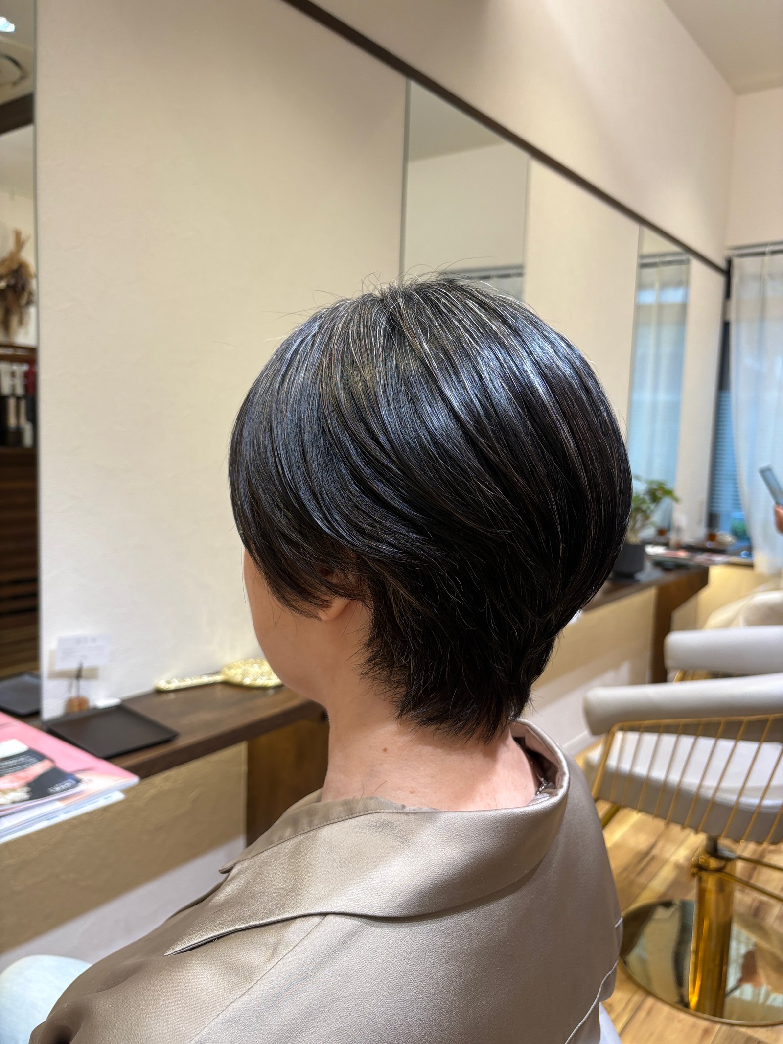 斜め後ろから。えり足に向かって流れるようなラインが首元をきれいに見せます