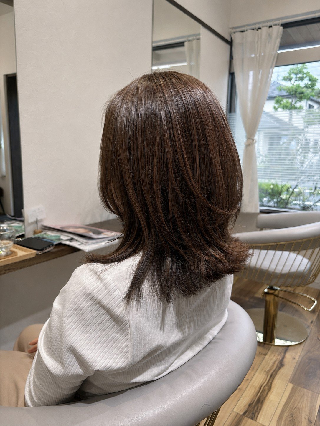 血色感のある明るいオレンジブラウン|レイヤーで動きの出る外ハネミディ