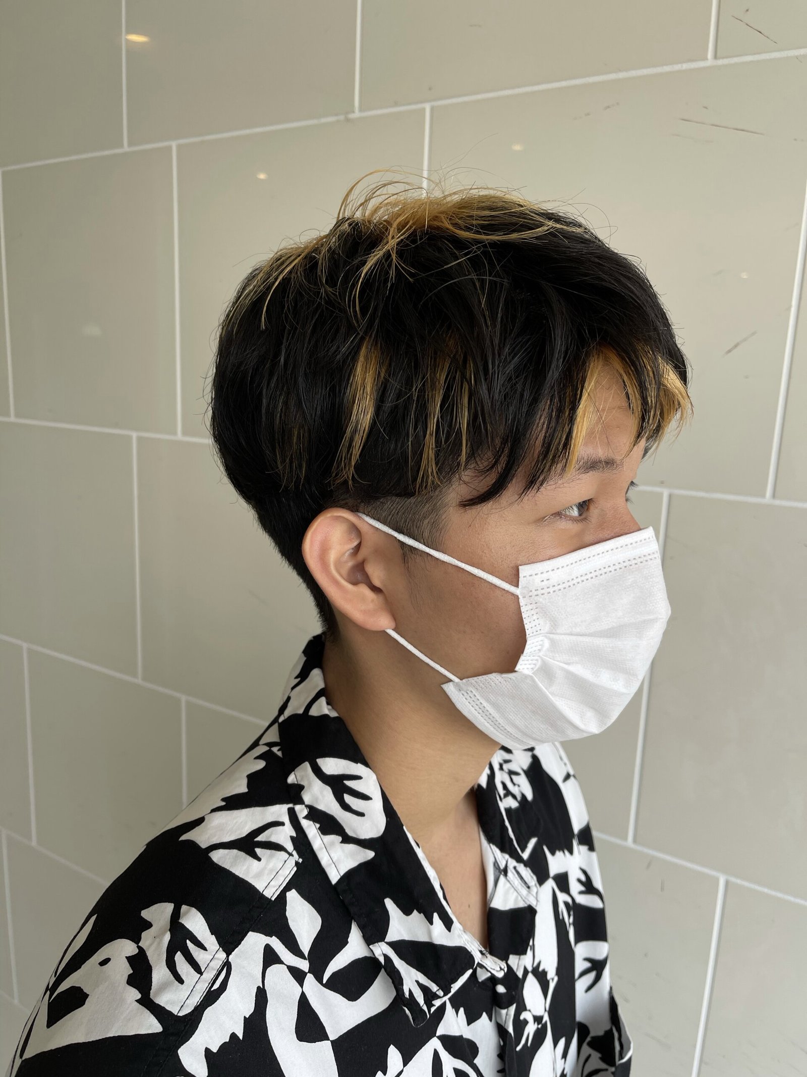横から見た金髪×黒髪ミックス、黒髪の動きに沿って金髪の筋が流れるメンズスタイル