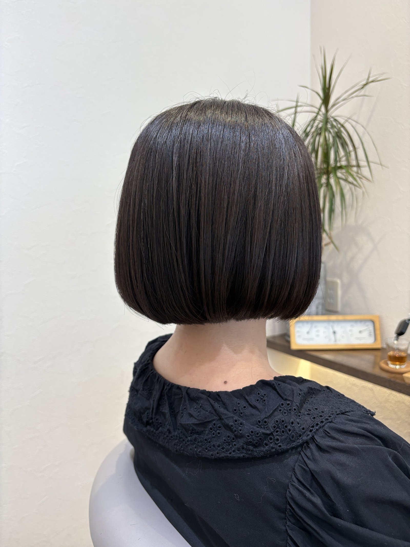 襟足すっきり|首すじが長く見える暗髪ボブの斜め後ろシルエット