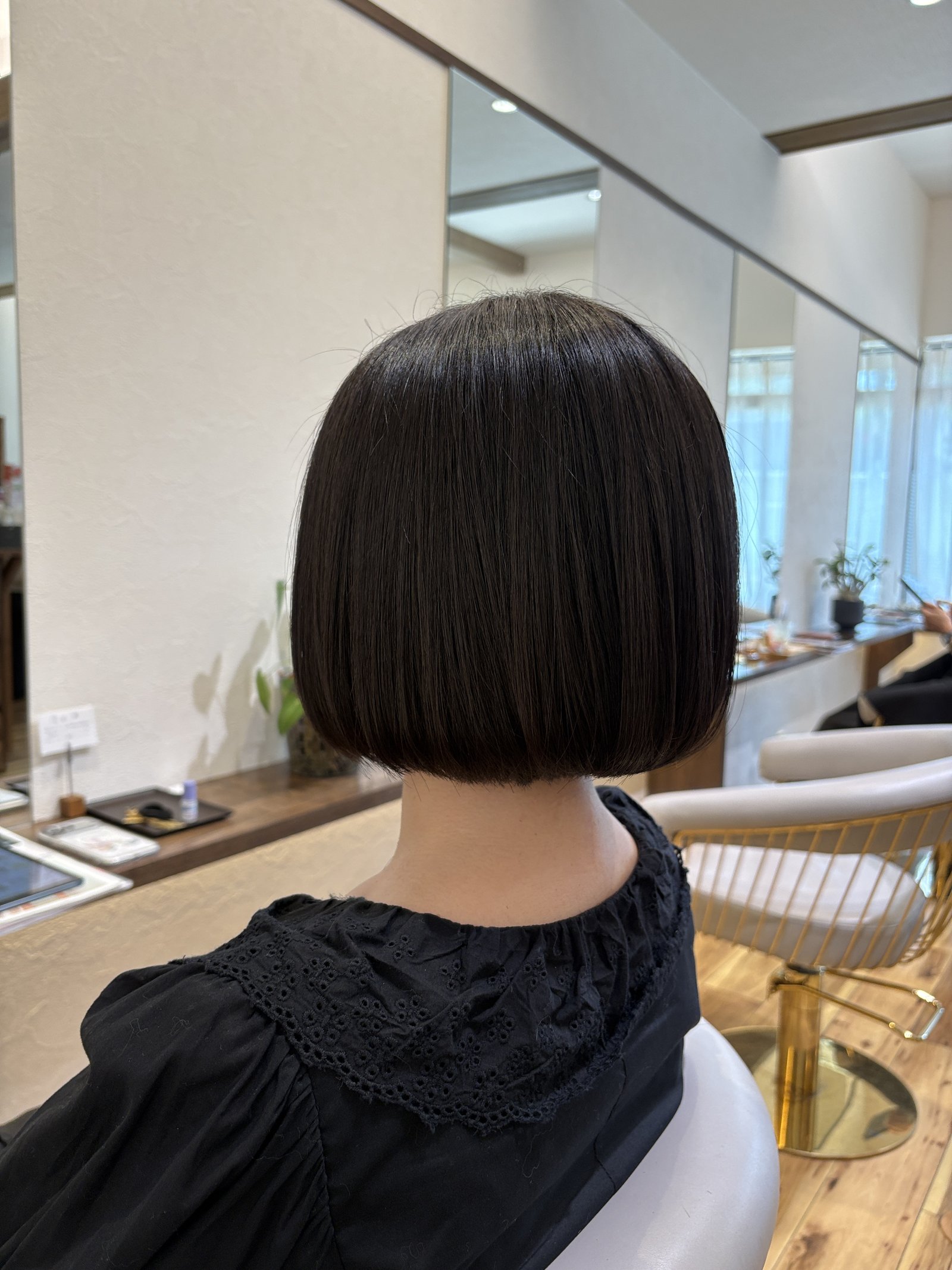 ツヤめく暗髪ワンレングスボブ|厚みを残した毛先が自然に内へ入る丸みフォルム