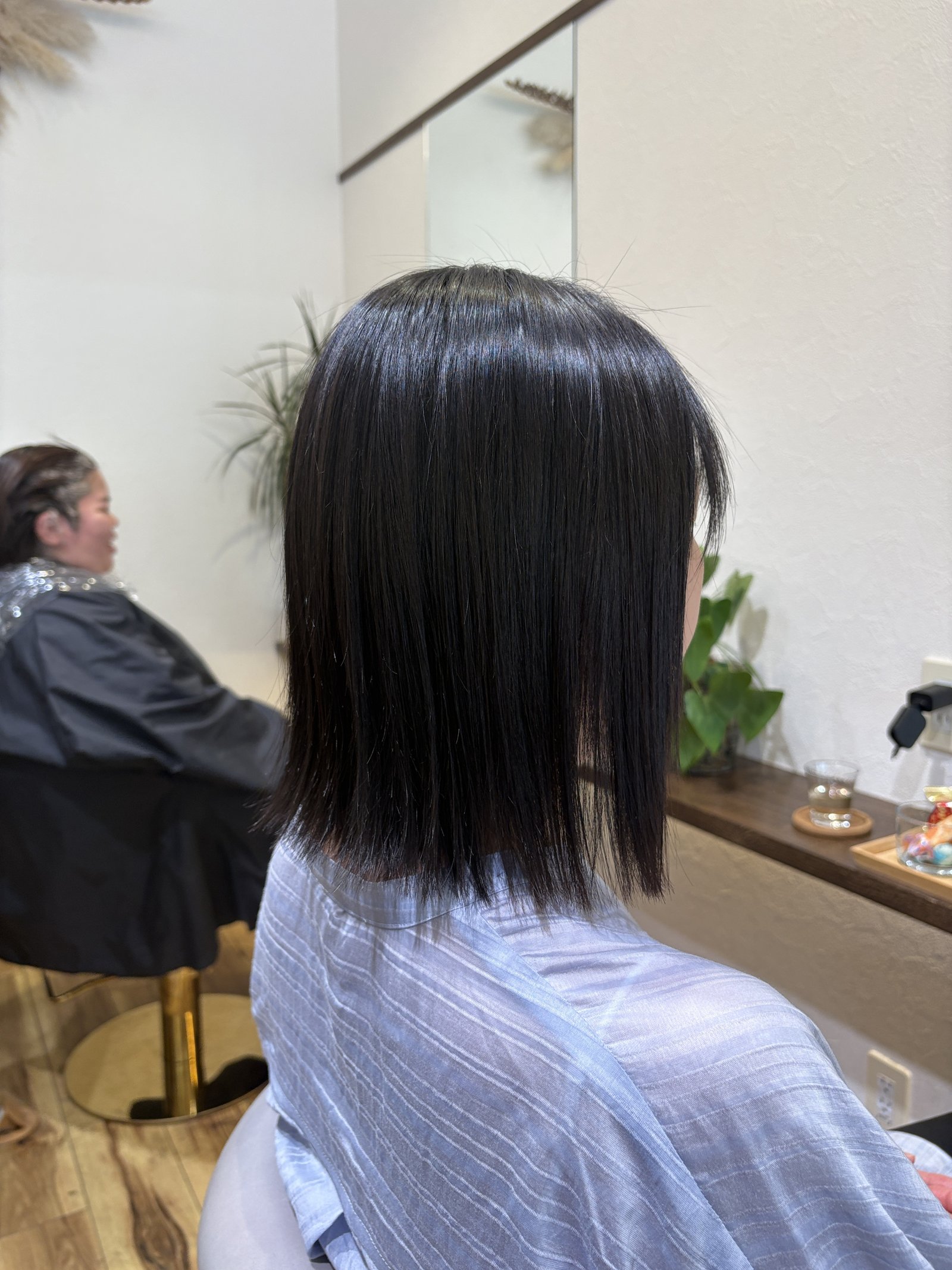 ツヤめく暗髪の切りっぱなしミディアム|肩に触れる長さでそろえたブラントな毛先