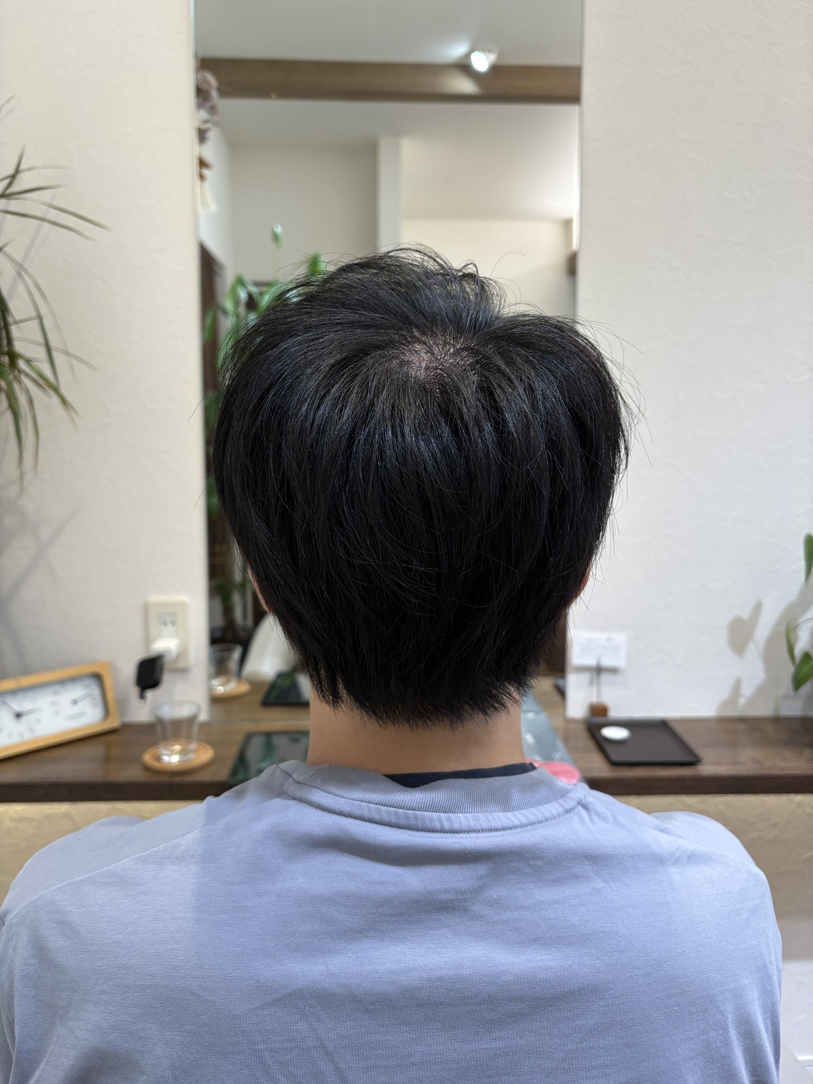 真後ろから見たフォルム｜首すじに沿って自然に収まる襟足
