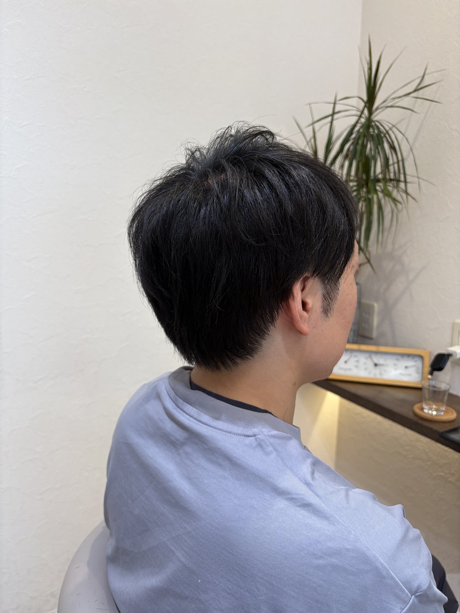 斜め後ろのシルエット｜耳まわりすっきり、トップにボリュームを残したマッシュライン