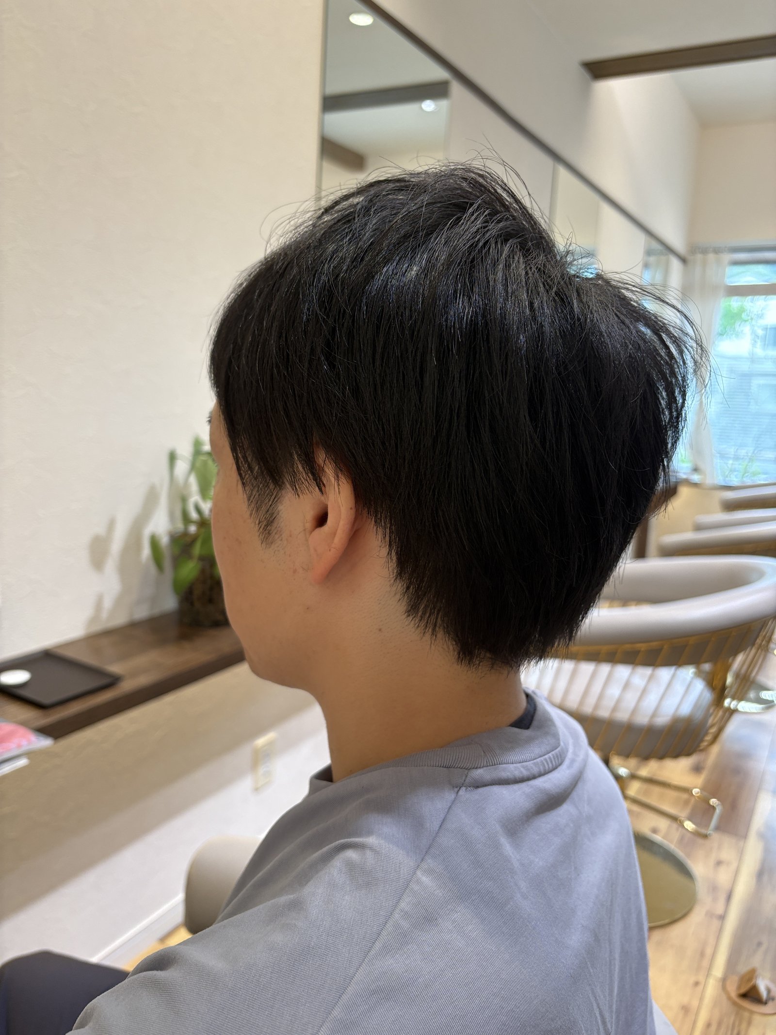 黒髪ナチュラルマッシュショート｜前髪長めでも重く見えない柔らかな束感