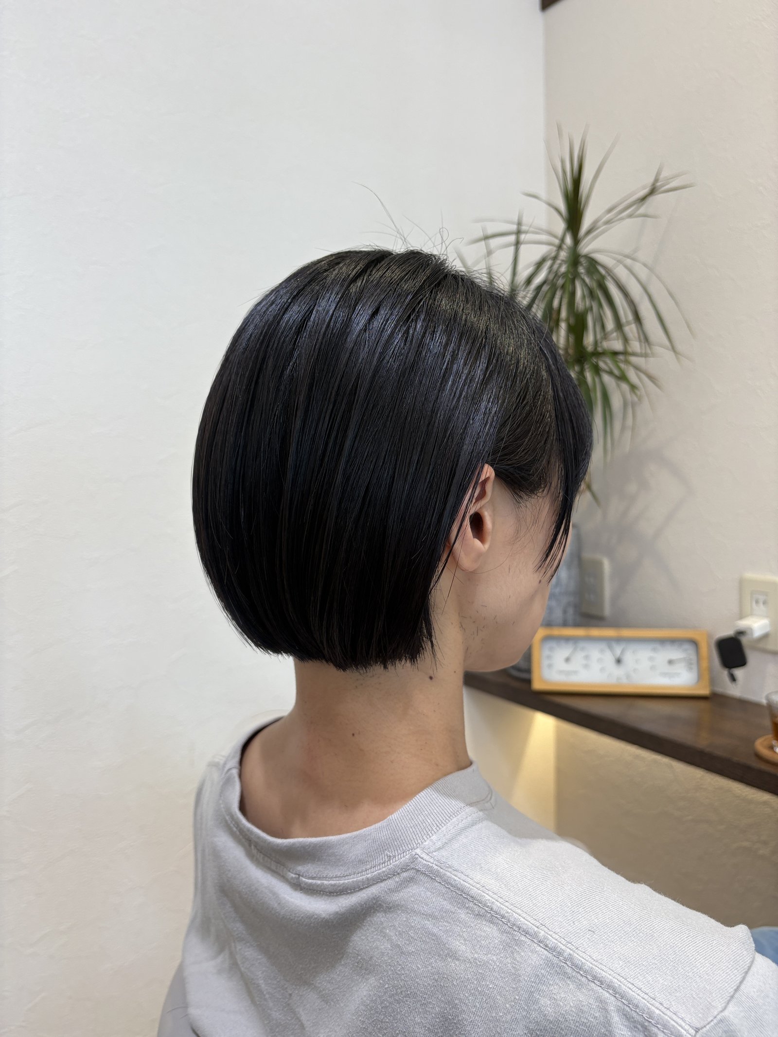 上に向かって長さを残したグラデーションが生む、ふんわりとした丸みシルエット、斜め後ろ