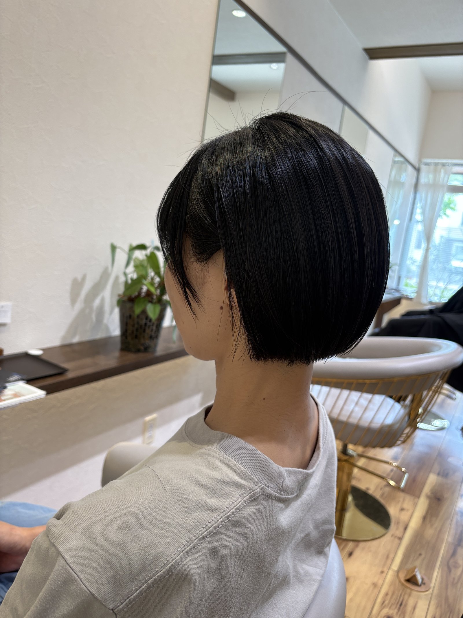 後頭部の丸みと襟足のコントラストが際立つ黒髪グラデーションボブ、斜め横