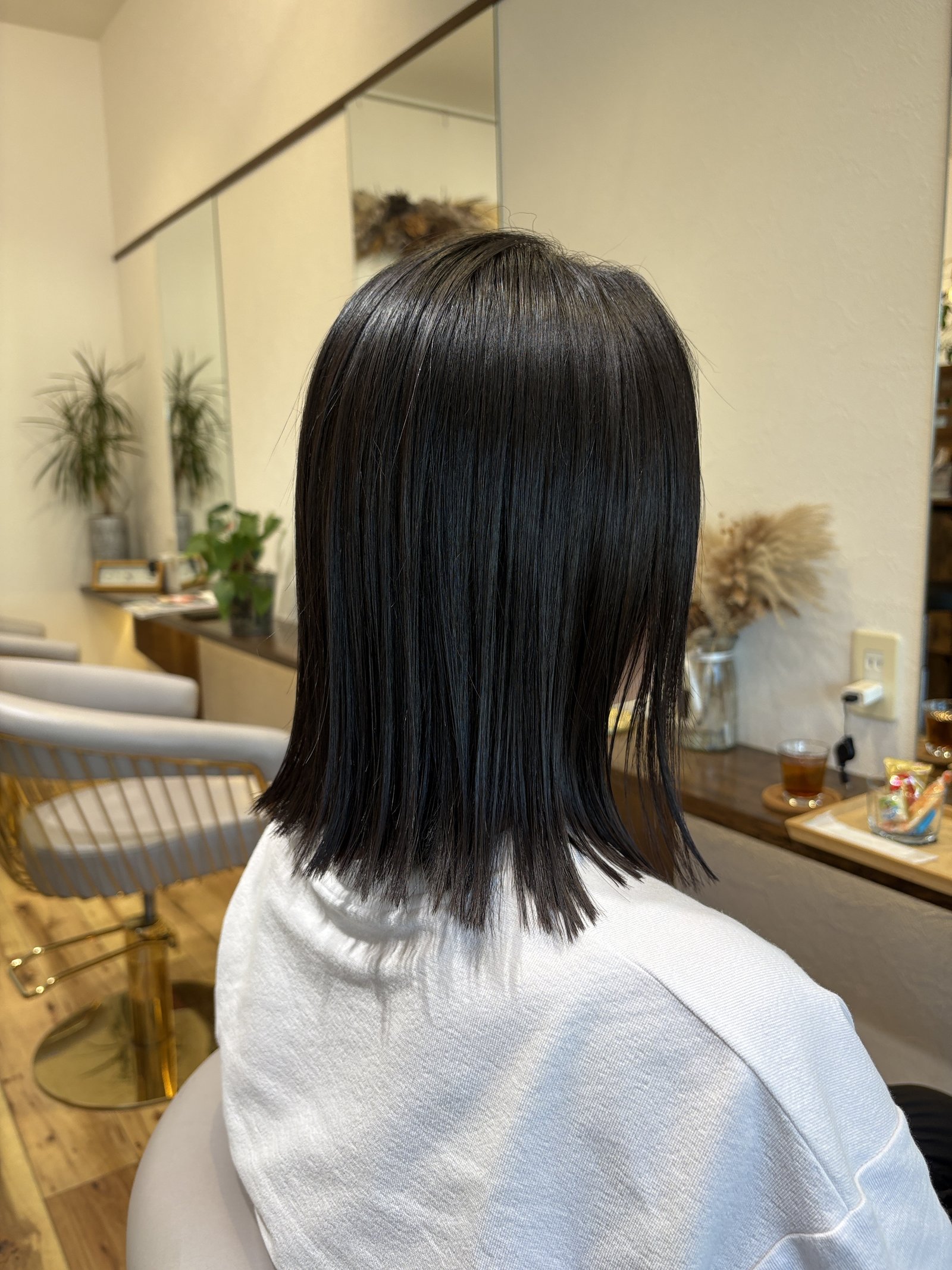 肩ラインで切り揃えた切りっぱなしロブ|光をまっすぐ返す暗髪ストレート、斜め横