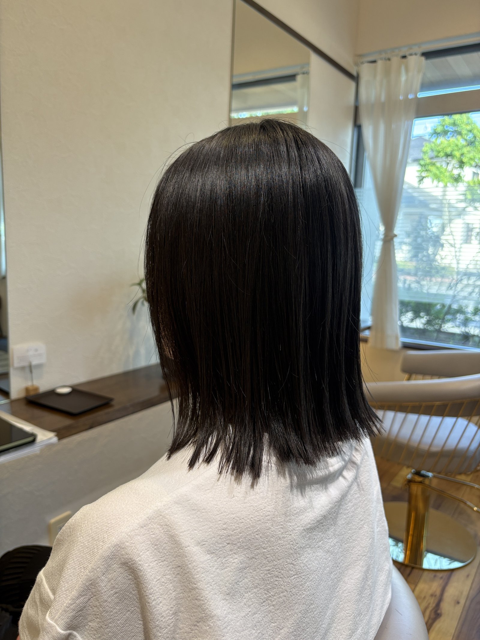 毛先に厚みを残したワンレングスのカットライン、斜め後ろ