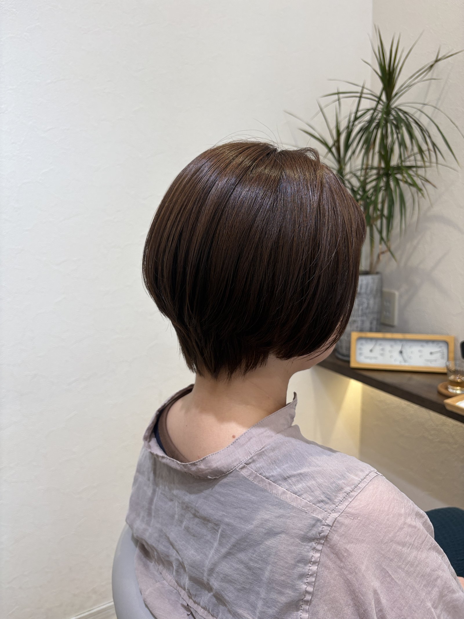 後頭部にふんわり丸みをもたせたショートボブのシルエット、斜め後ろ