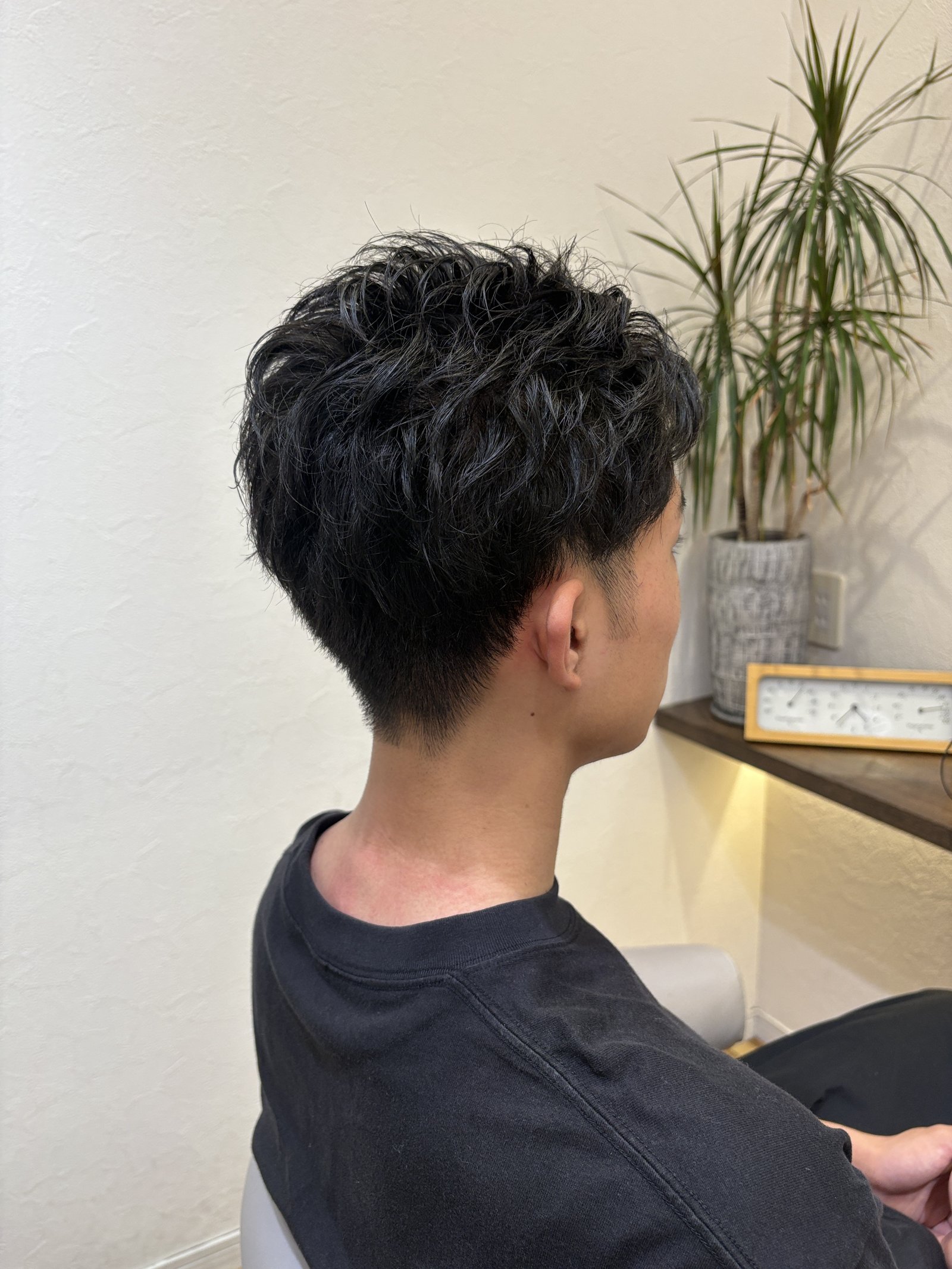 後頭部の丸みとトップの毛束の動きが分かる角度|襟足はグラデーションで肌へつなげた仕上がり、斜め後ろ