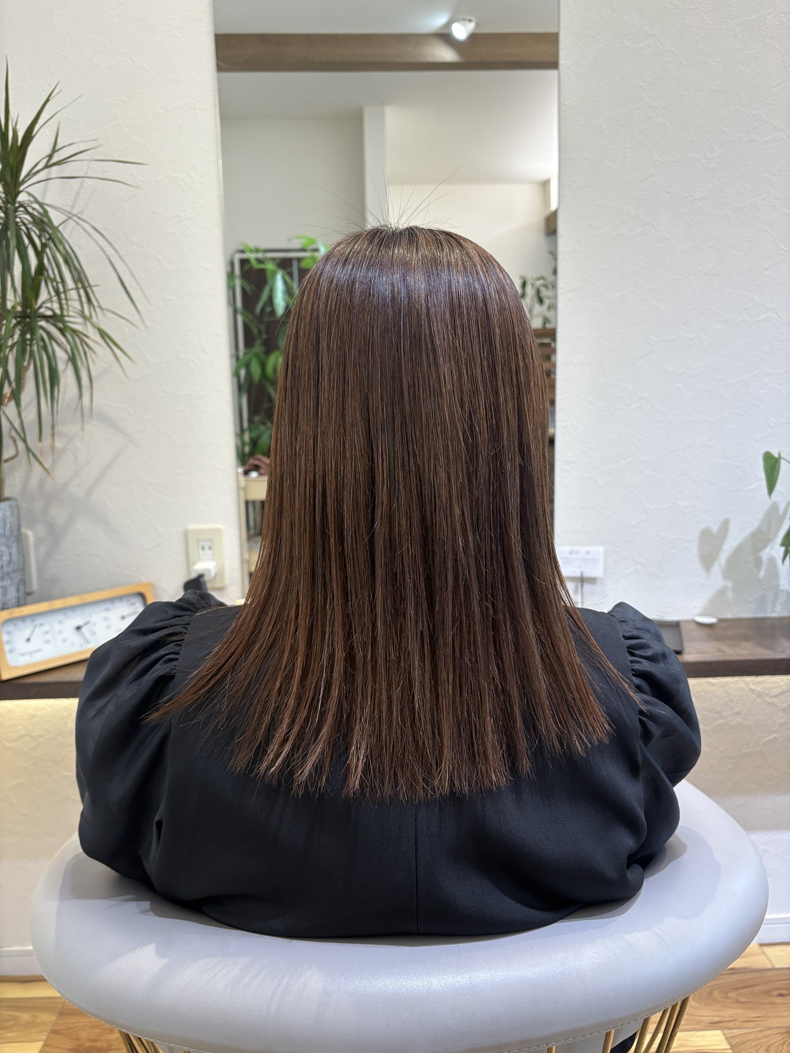 後ろ姿はまっすぐ整ったカットライン|明るめベージュのツヤが際立つ、真後ろ