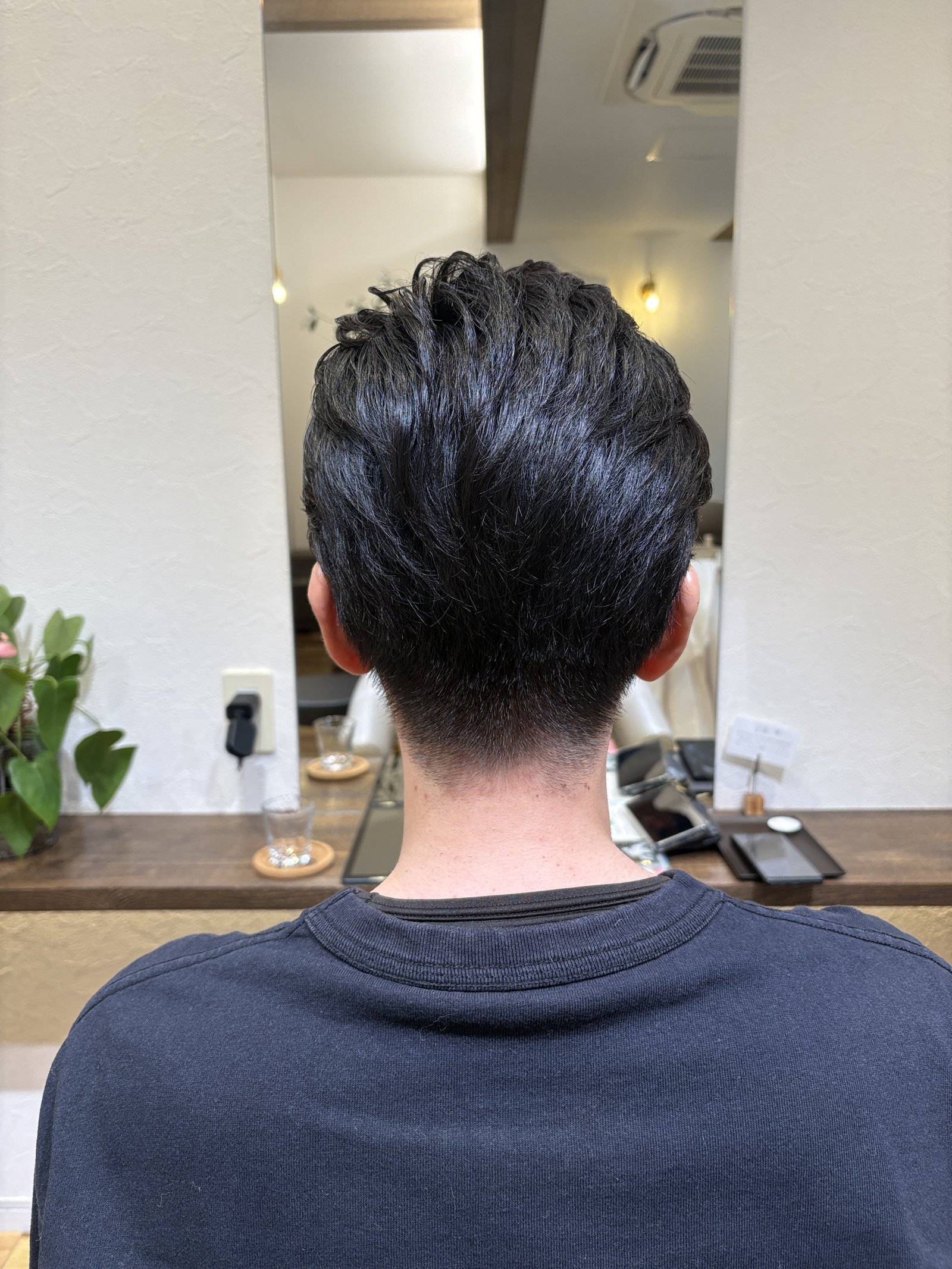 襟足はすっきりと、トップはゆるやかに流れる後ろ姿、真後ろ