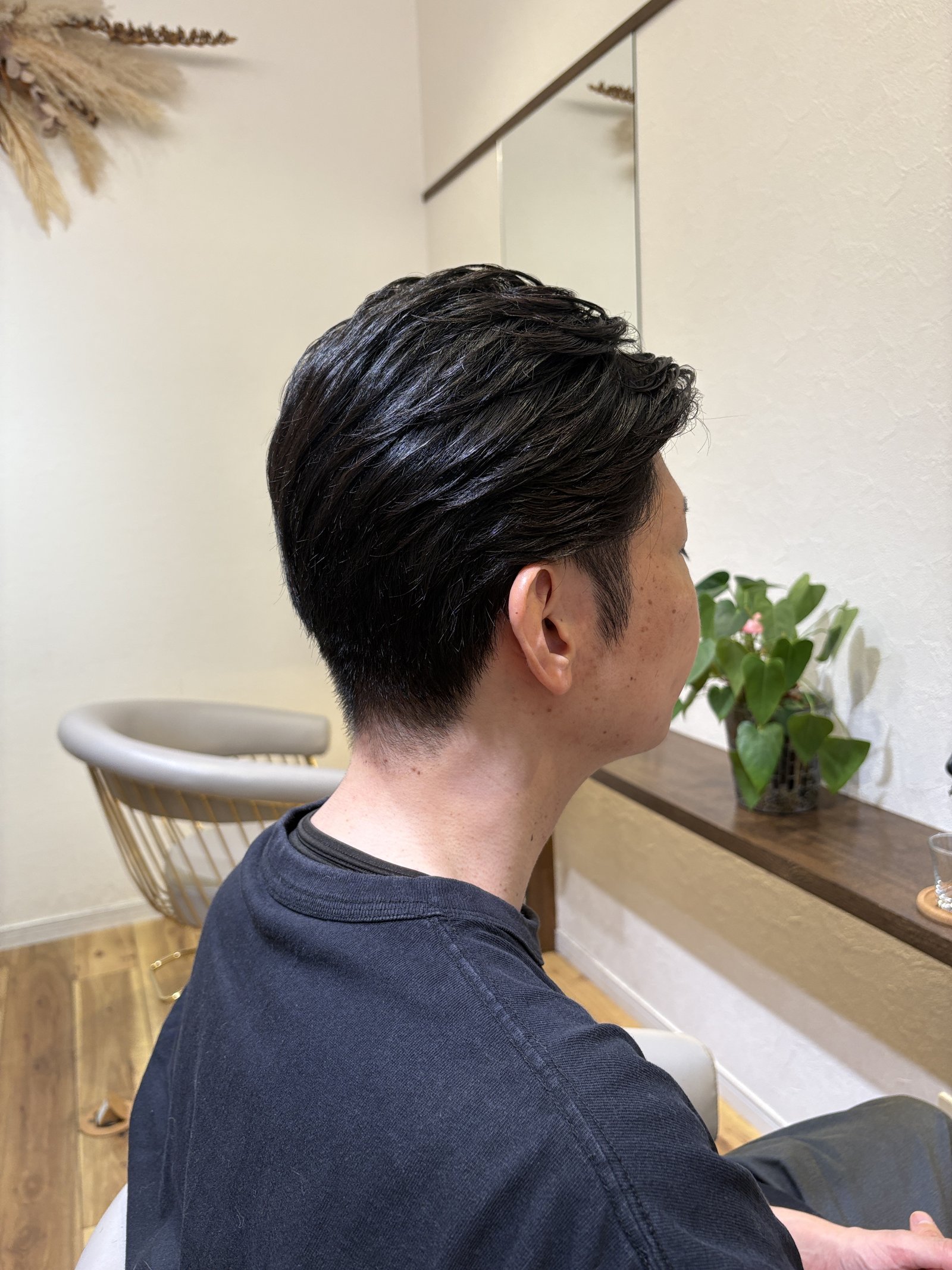 ゆるいパーマの毛流れをバックへ|額を見せて品良くきまる大人の紳士スタイル、斜め横