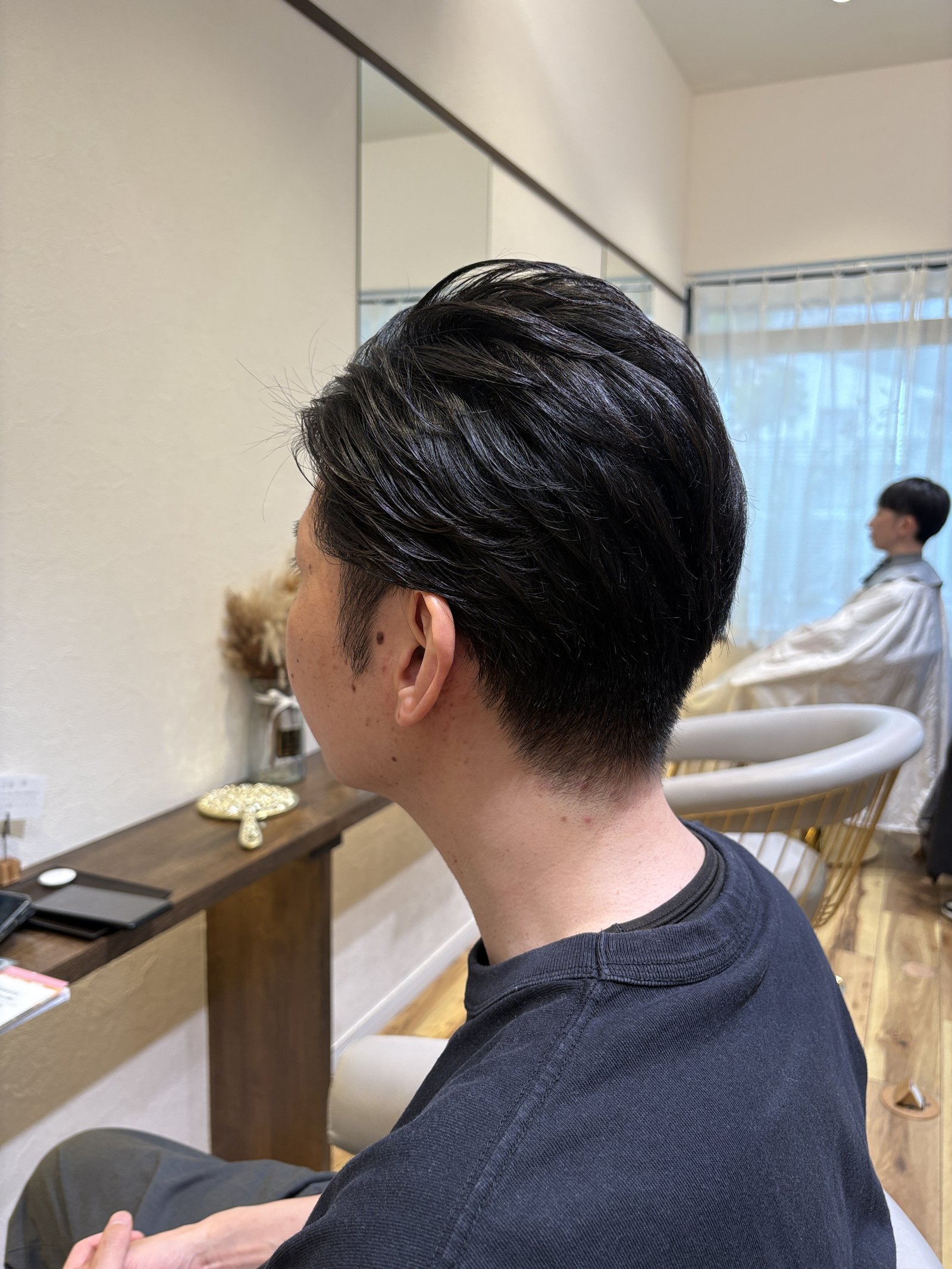 サイドはタイトに、トップは後ろへ|毛流れのコントラストが決め手、反対側の斜め横