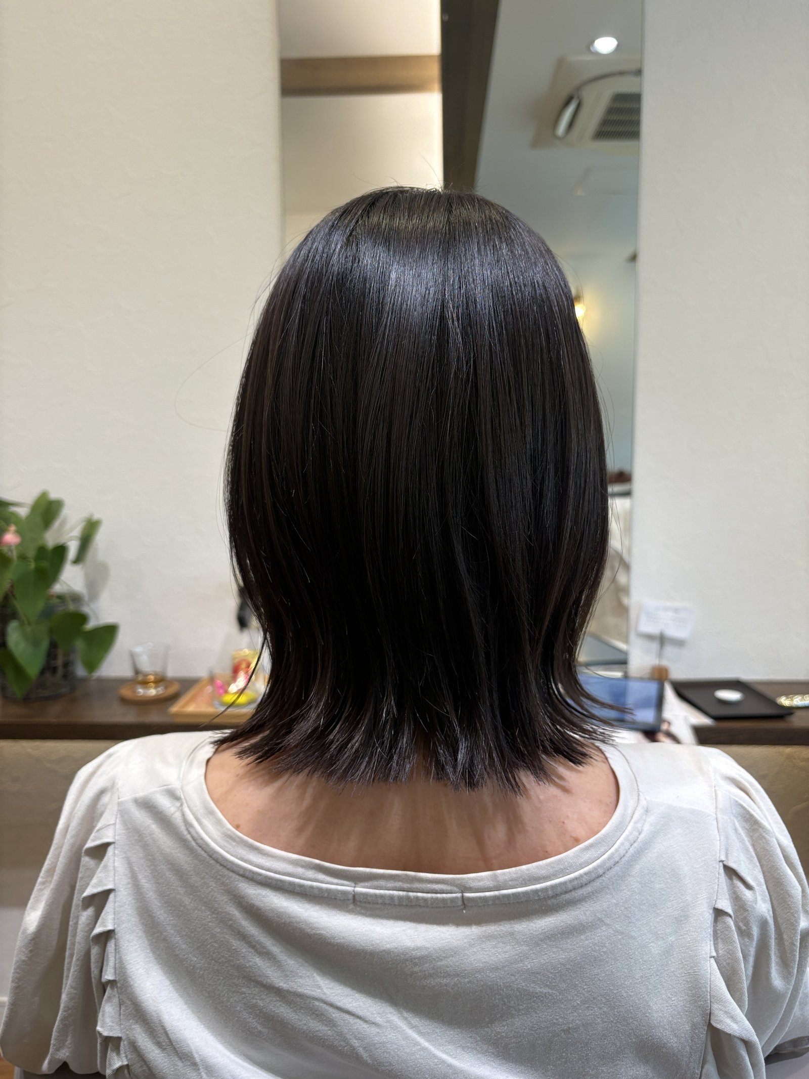 重すぎない毛先で軽やかな後ろ姿｜首もとに沿ってはねる外ハネミディアム、真後ろ