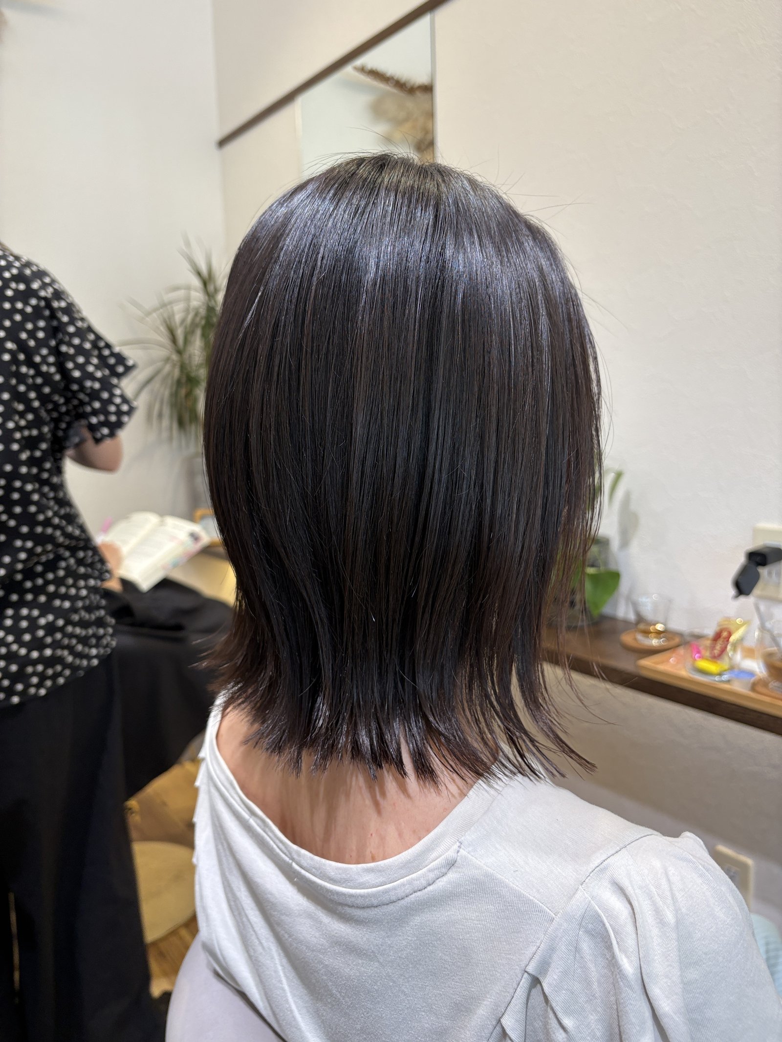 切りっぱなしベースに質感調整をプラス｜毛先が柔らかく動く外ハネライン、斜め後ろ