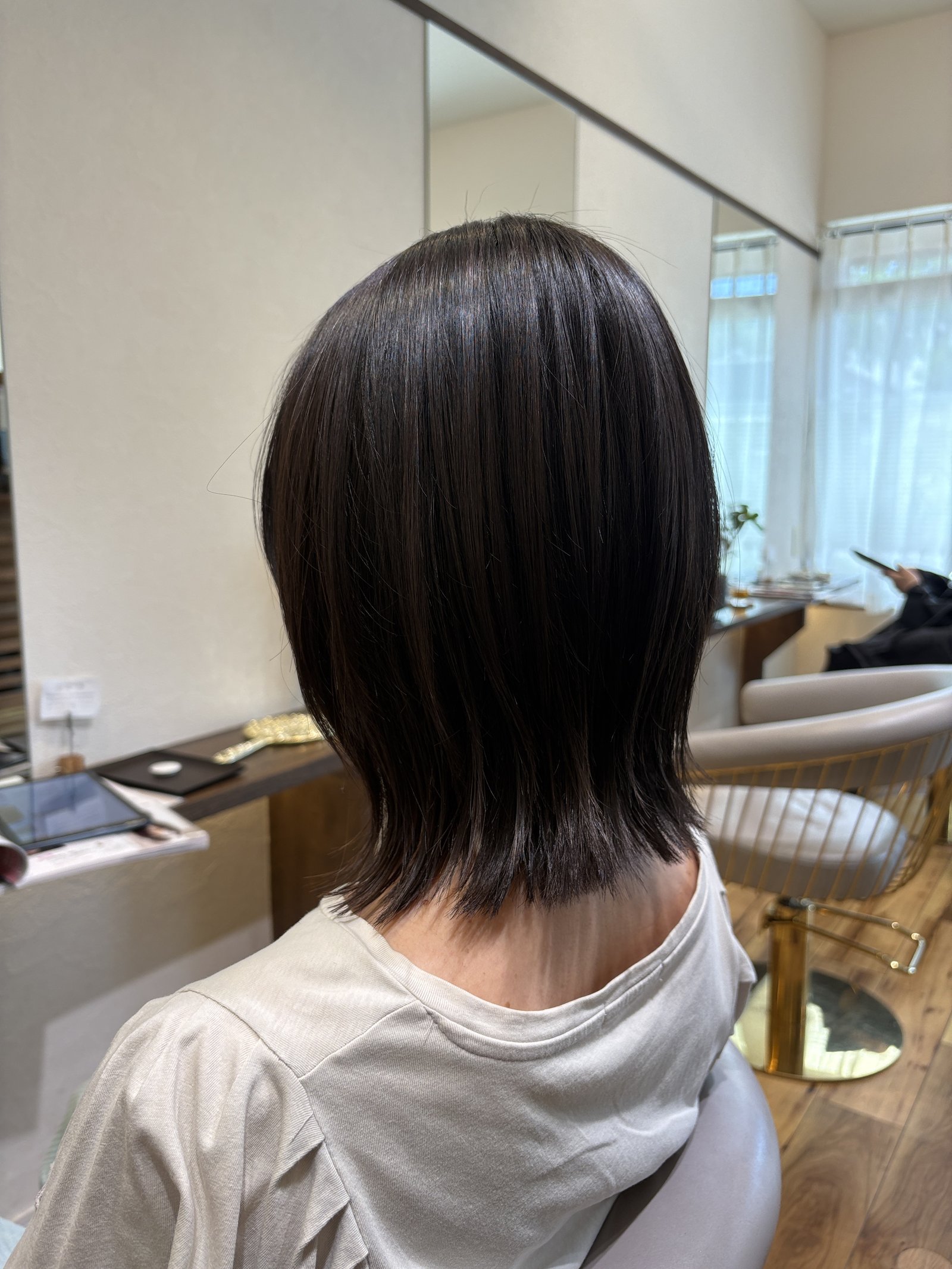 落ち着いた艶をまとうナチュラルブラウンベージュ｜肩ラインで外ハネする切りっぱなしミディアム、斜め横