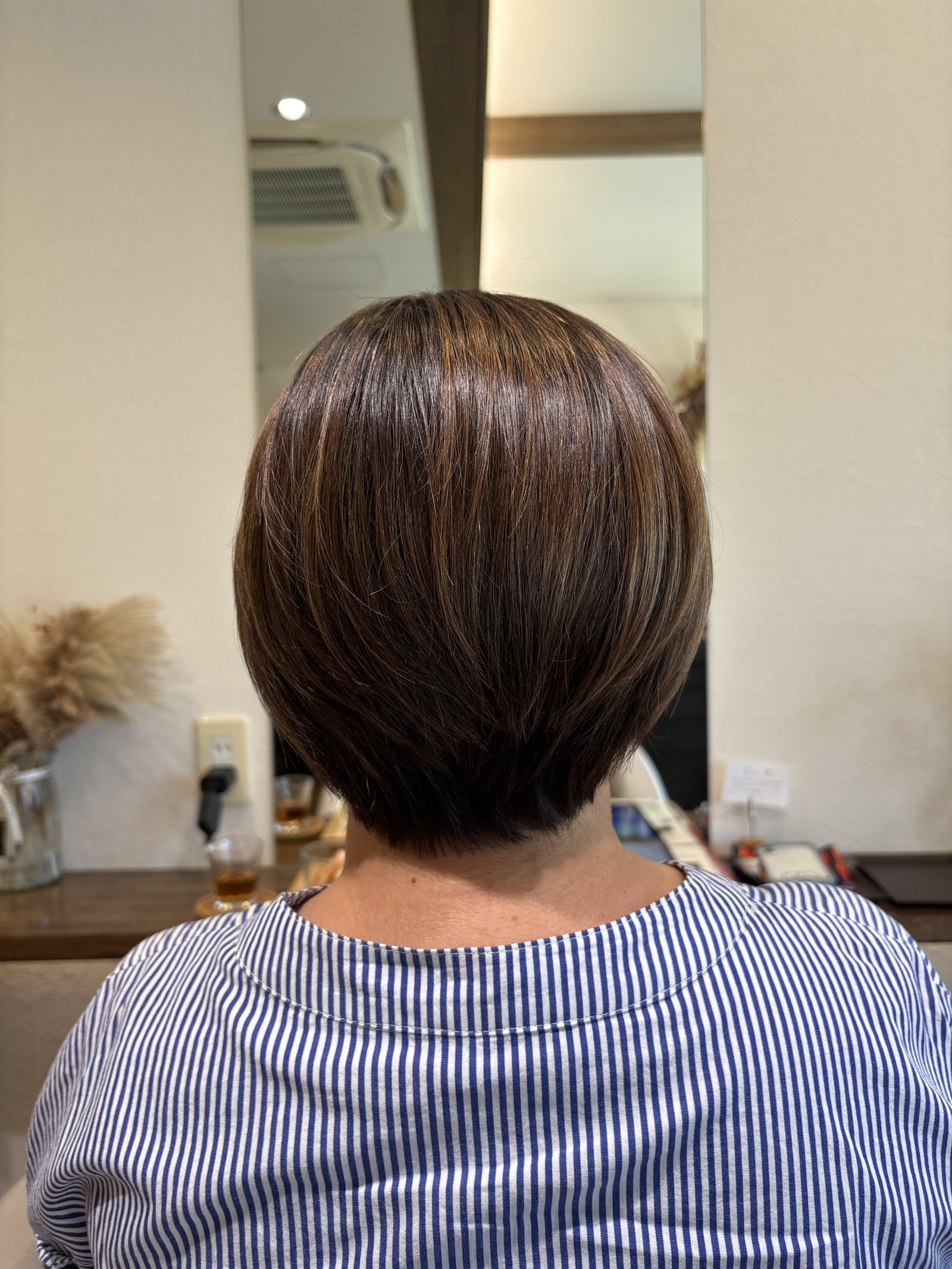 襟足すっきり、丸みのあるコンパクトなバックシルエット|真後ろ