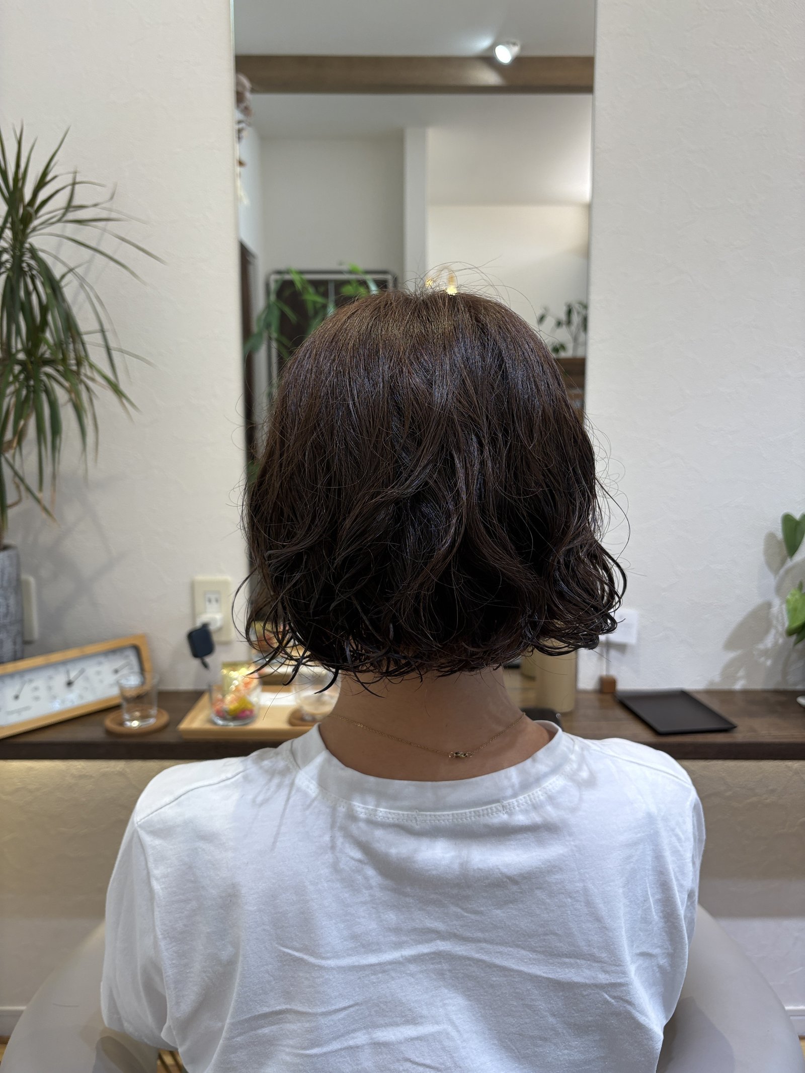 後ろ姿までリズムのあるウェーブ｜まとまりと動きを両立したボブ、真後ろ
