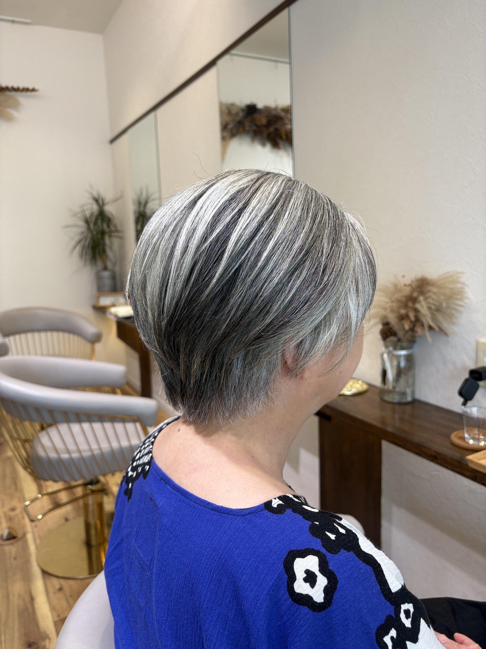 艶をまとったグレイヘア｜白とダークの自然なコントラストが美しいかっこいい大人ショート、斜め横