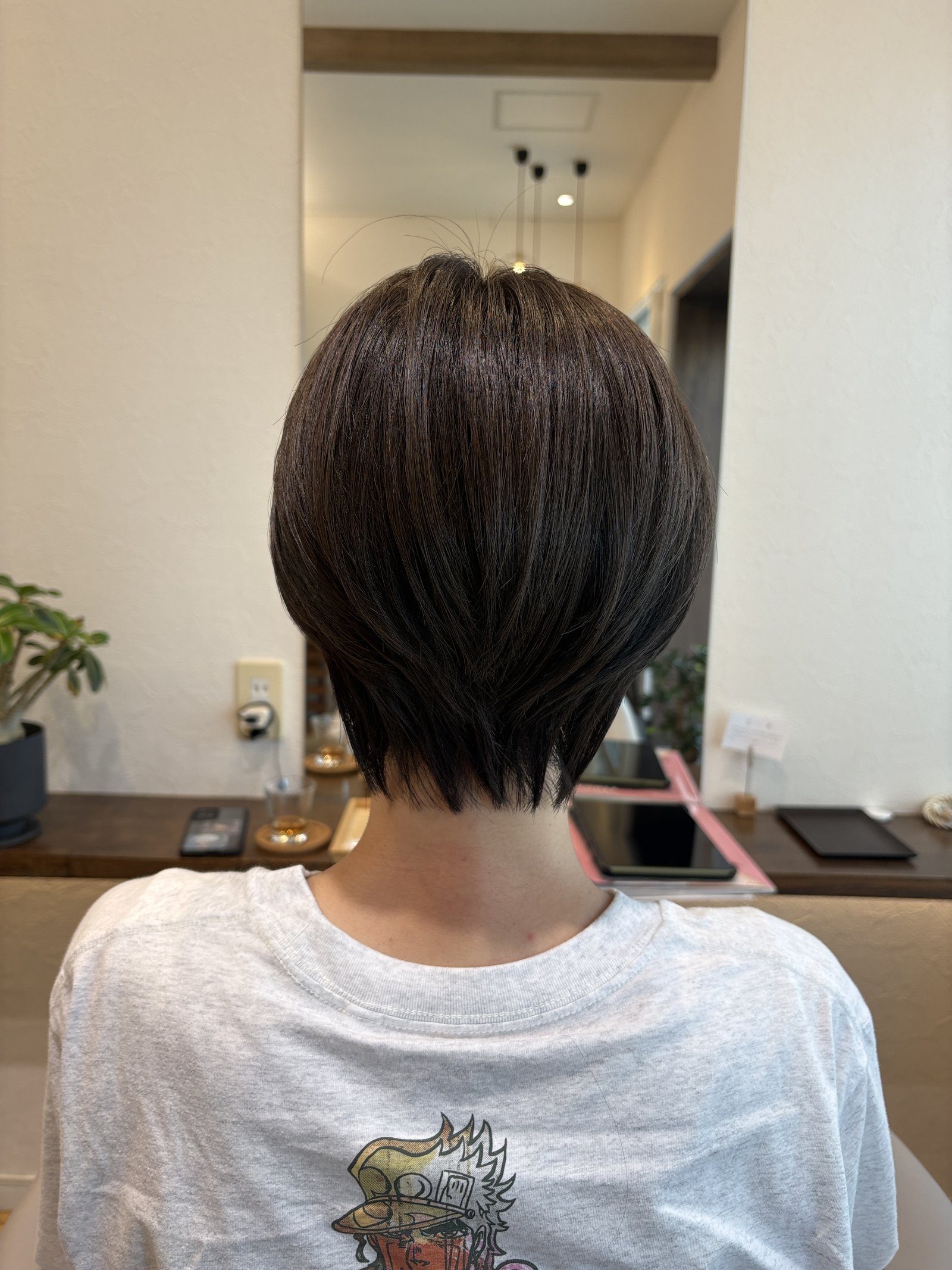 締めた襟足が描くくびれ|首すじまできれいに見える後ろ姿、真後ろ