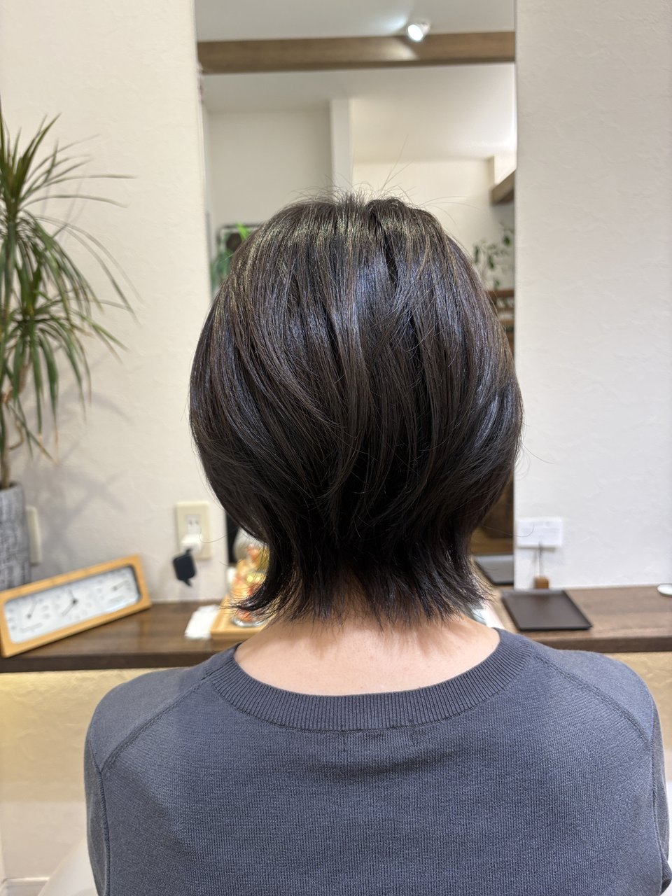 後ろ姿のシルエットが主役|丸みとくびれの緩急が美しい大人ショート、真後ろ