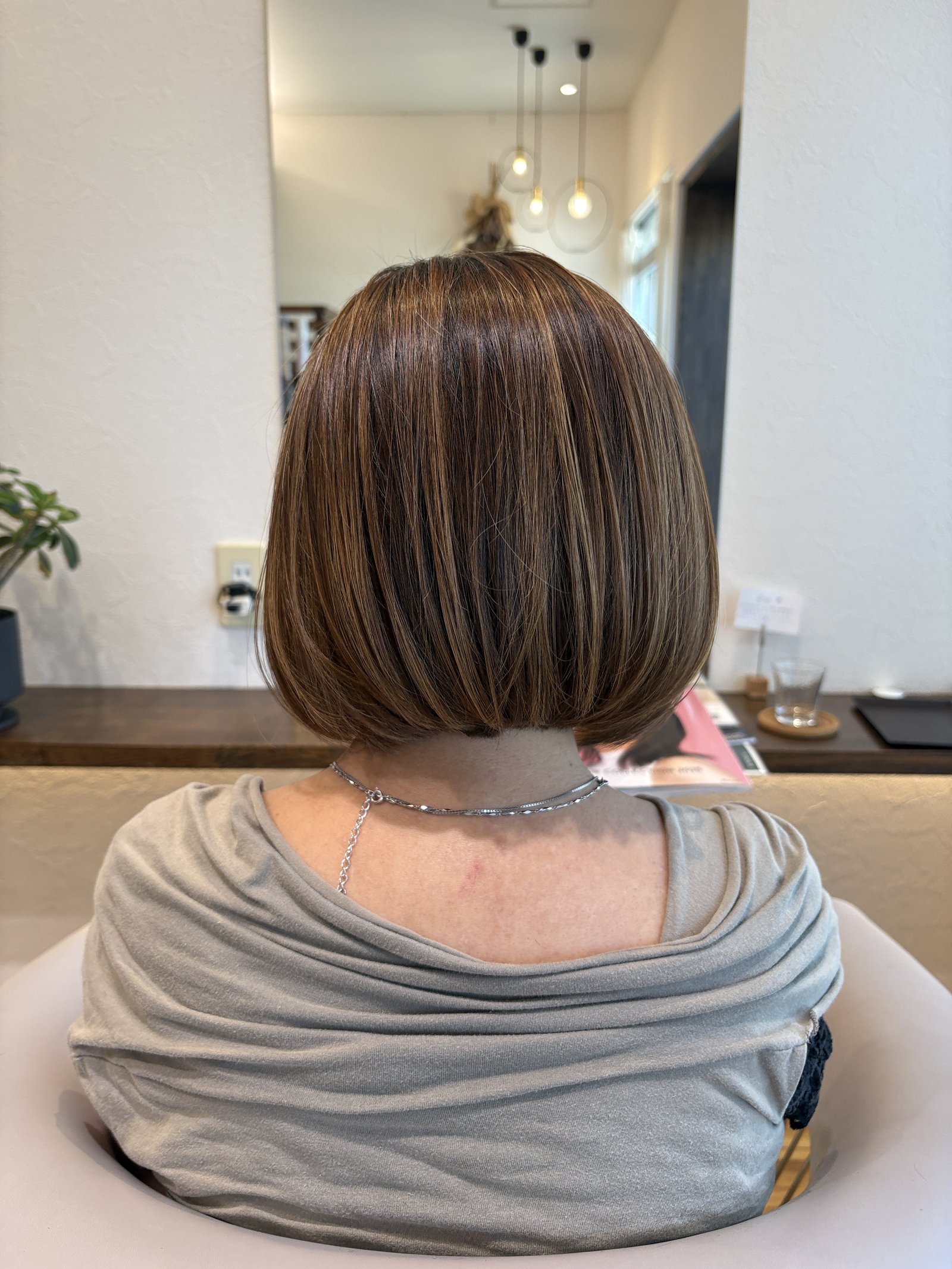まとまりのよい丸みシルエット|襟足すっきりのコンパクトな後ろ姿、真後ろ