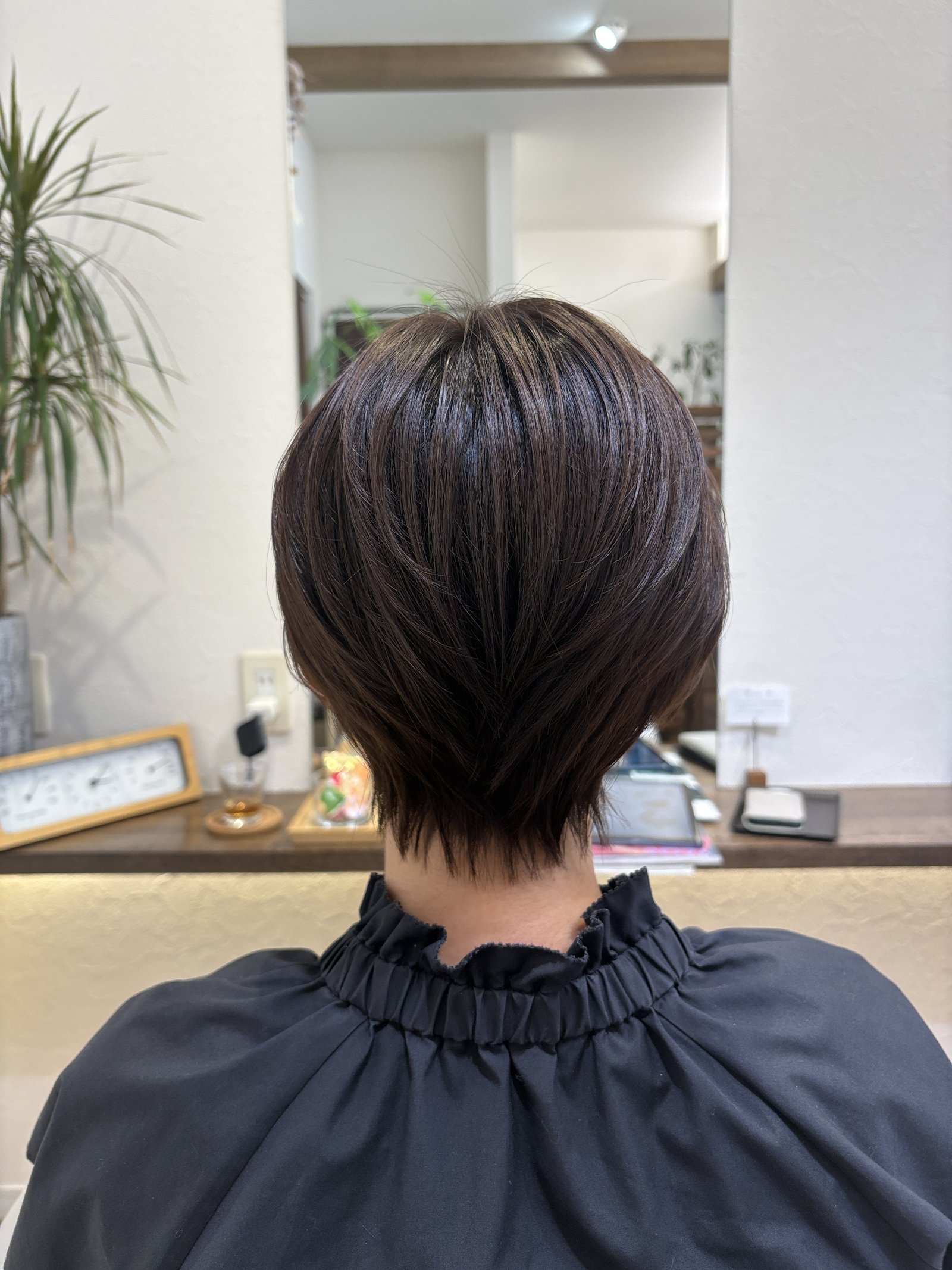 襟足が首もとを自然にカバー|すっきり見えと日焼け対策を両立した後ろ姿、真後ろ