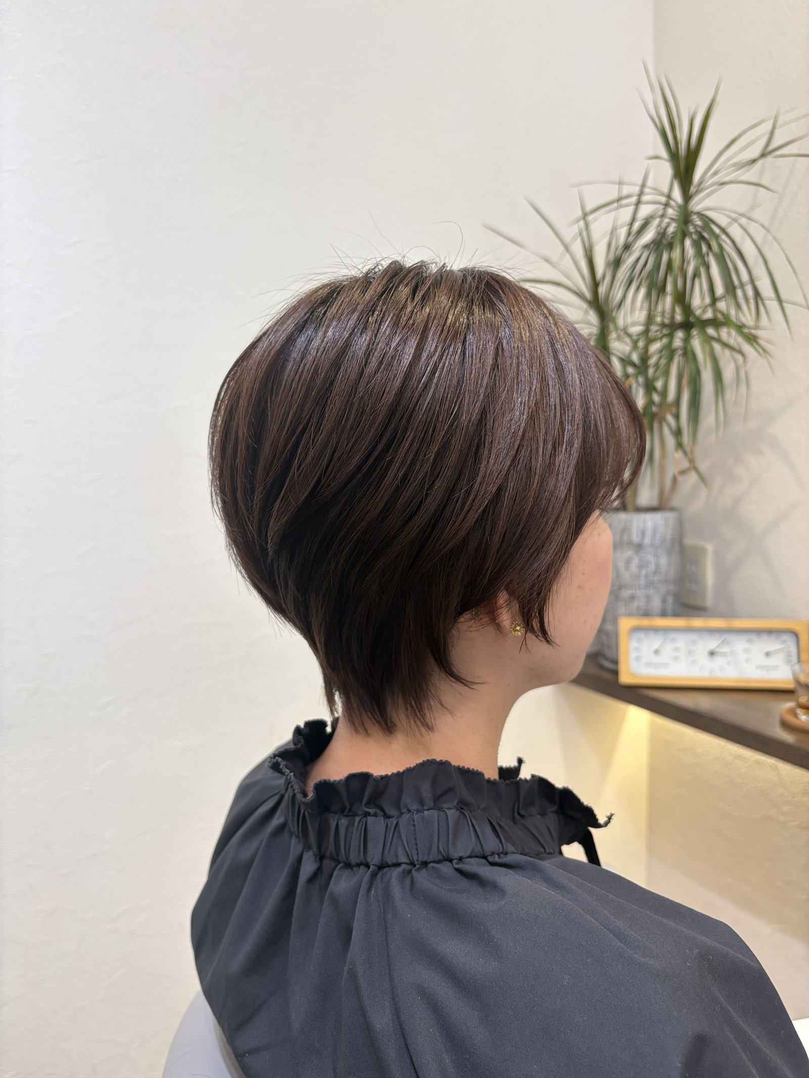 後頭部の丸みから襟足へ流れるライン|毛量調整でもたつかせない設計、斜め後ろ