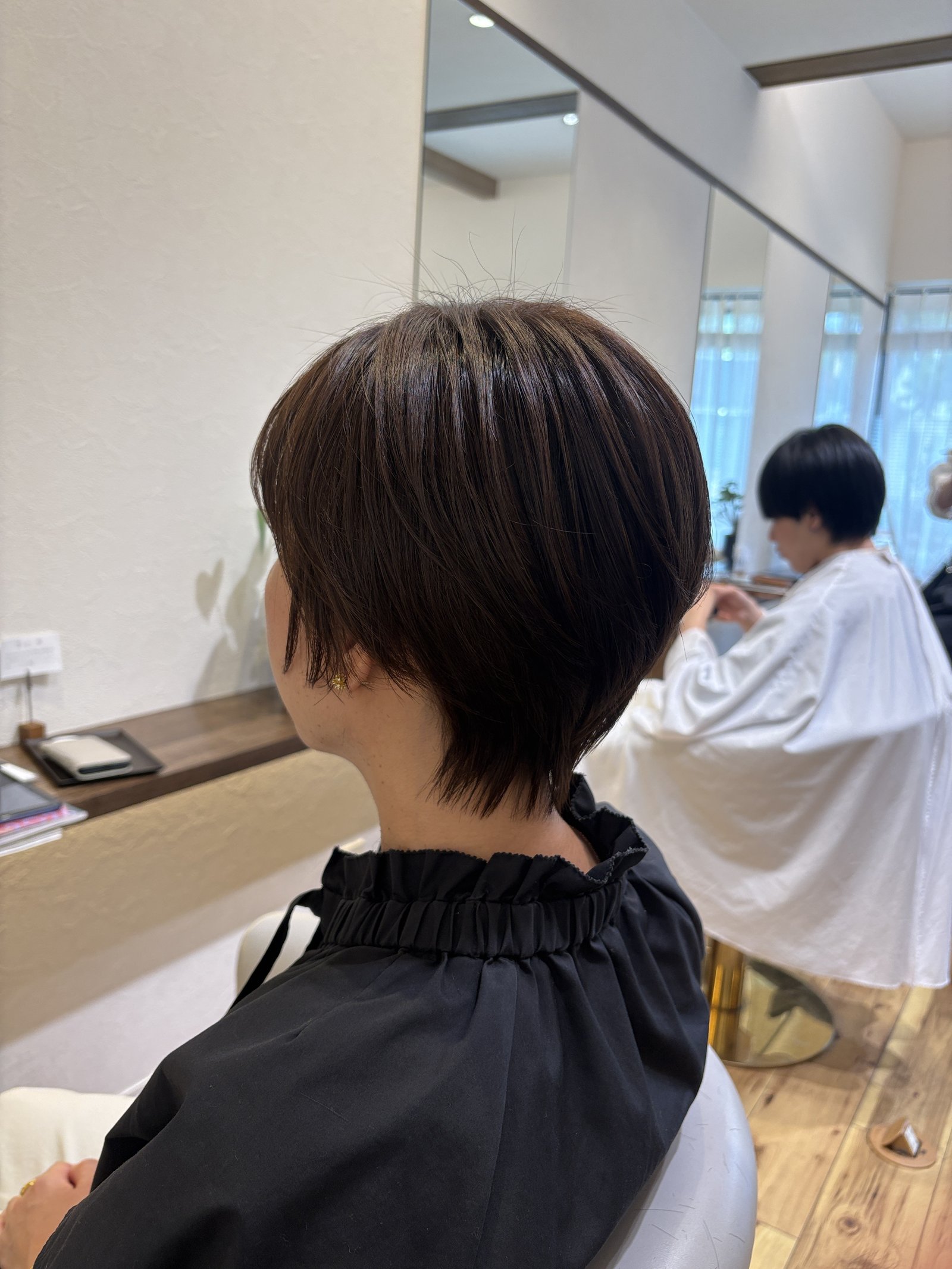 ツヤのあるブラウンが上品な大人ショート|襟足を少し残して首もとになじませたシルエット、斜め横