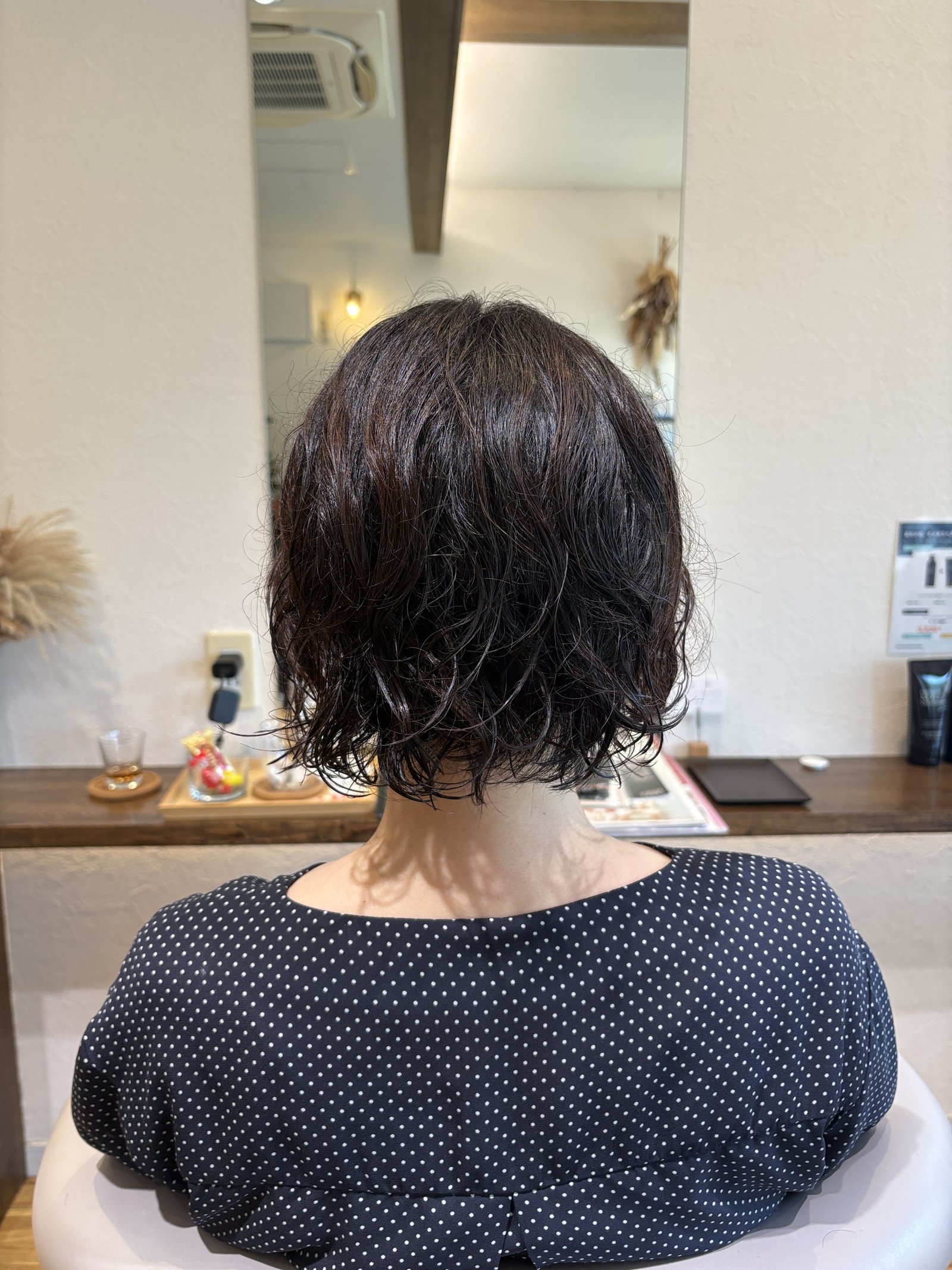 後頭部の丸みと裾のウェーブ|首元すっきりの大人ウェーブボブを真後ろから