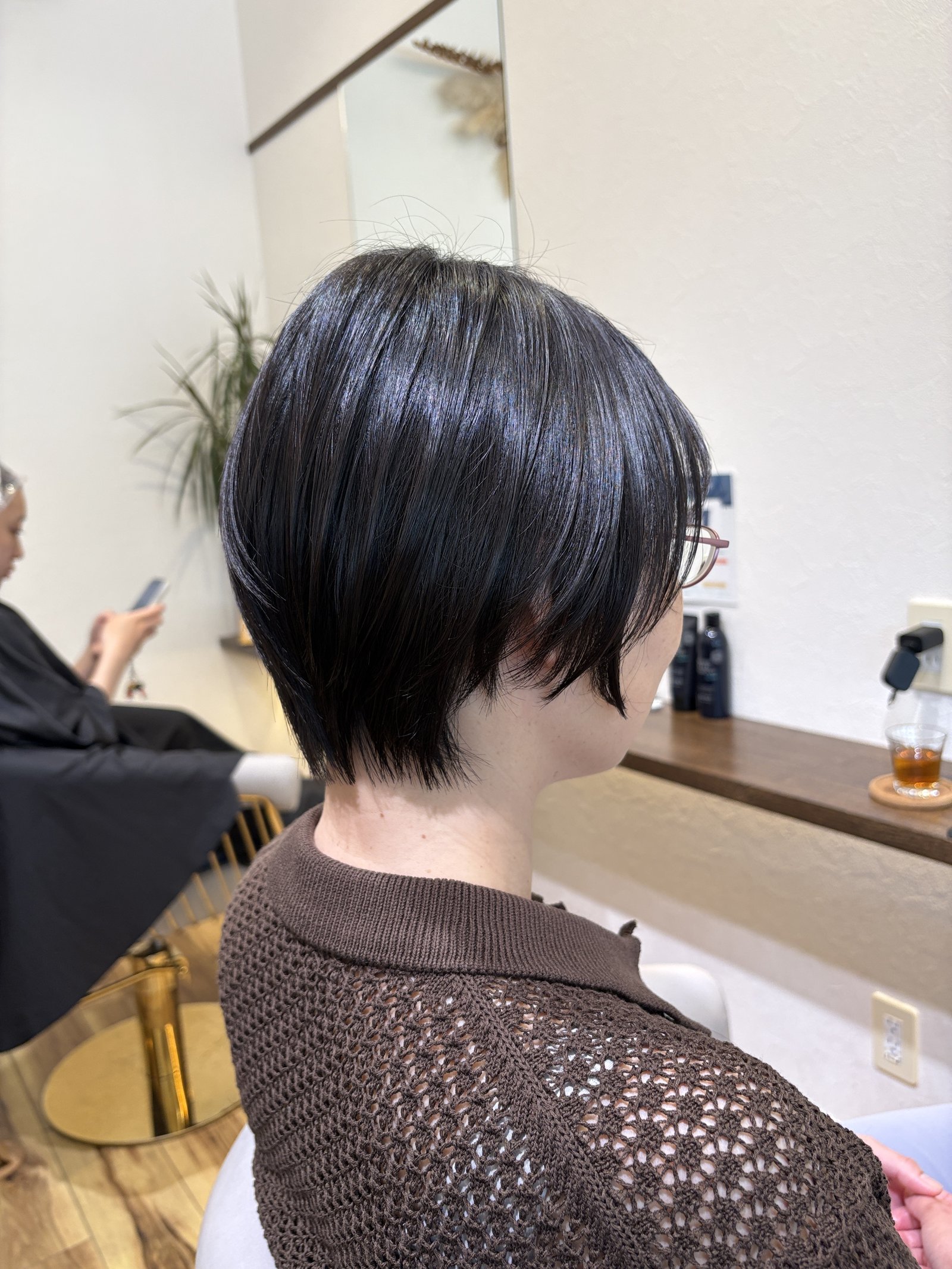 地毛の黒髪×大人のコンパクトショート|後頭部の丸みと短めの襟足を斜め横から
