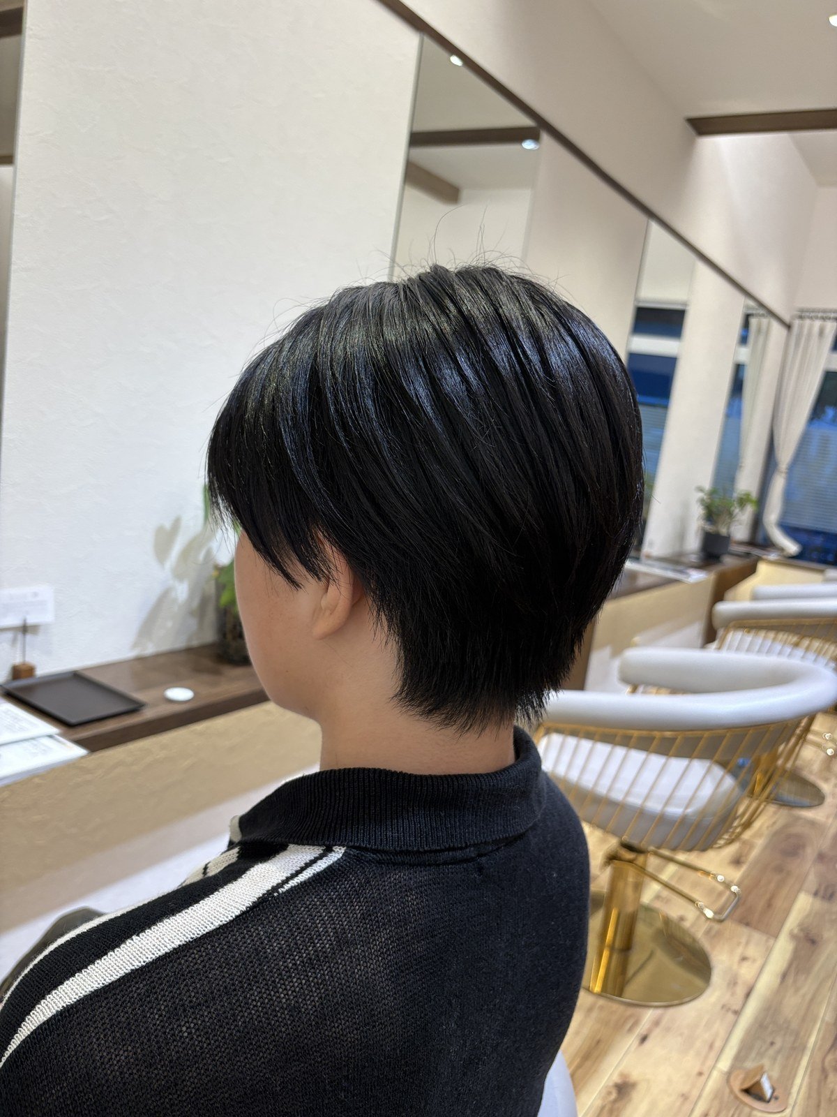 反対側から見た丸みショート=後頭部ふっくらと襟足の締まり