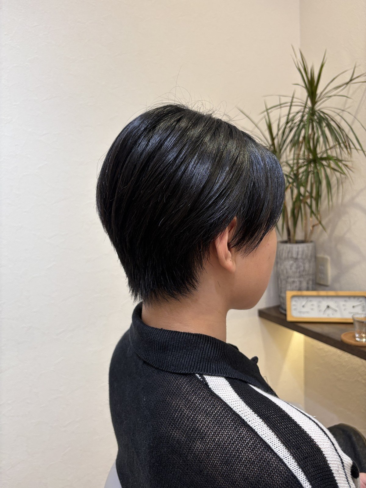 ツヤ黒髪のナチュラル丸みショート=耳まわり軽やかな毛流れを斜め横から