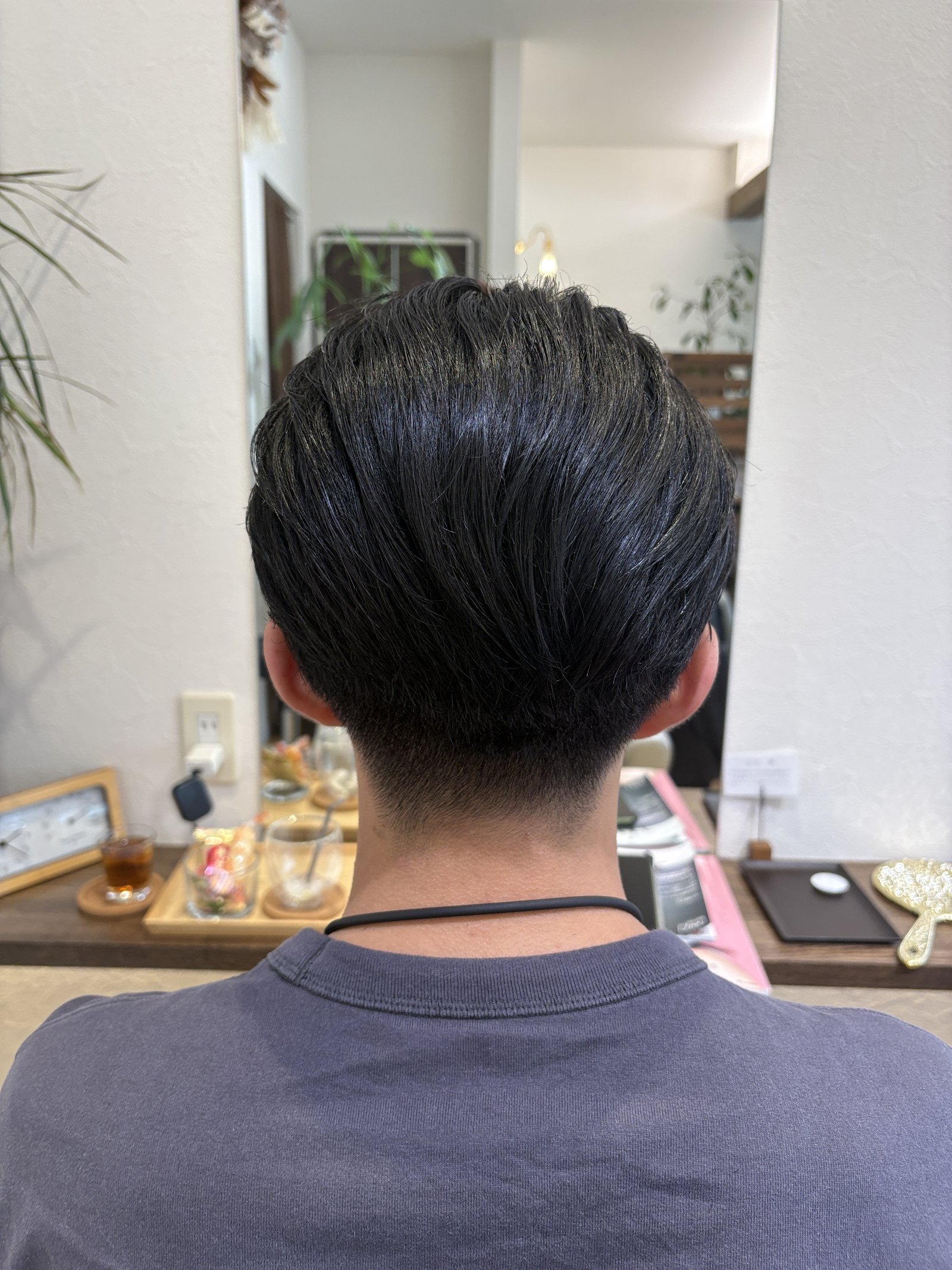 後頭部の丸みと襟足の収まり|くせを落ち着かせたメンズショートを真後ろから