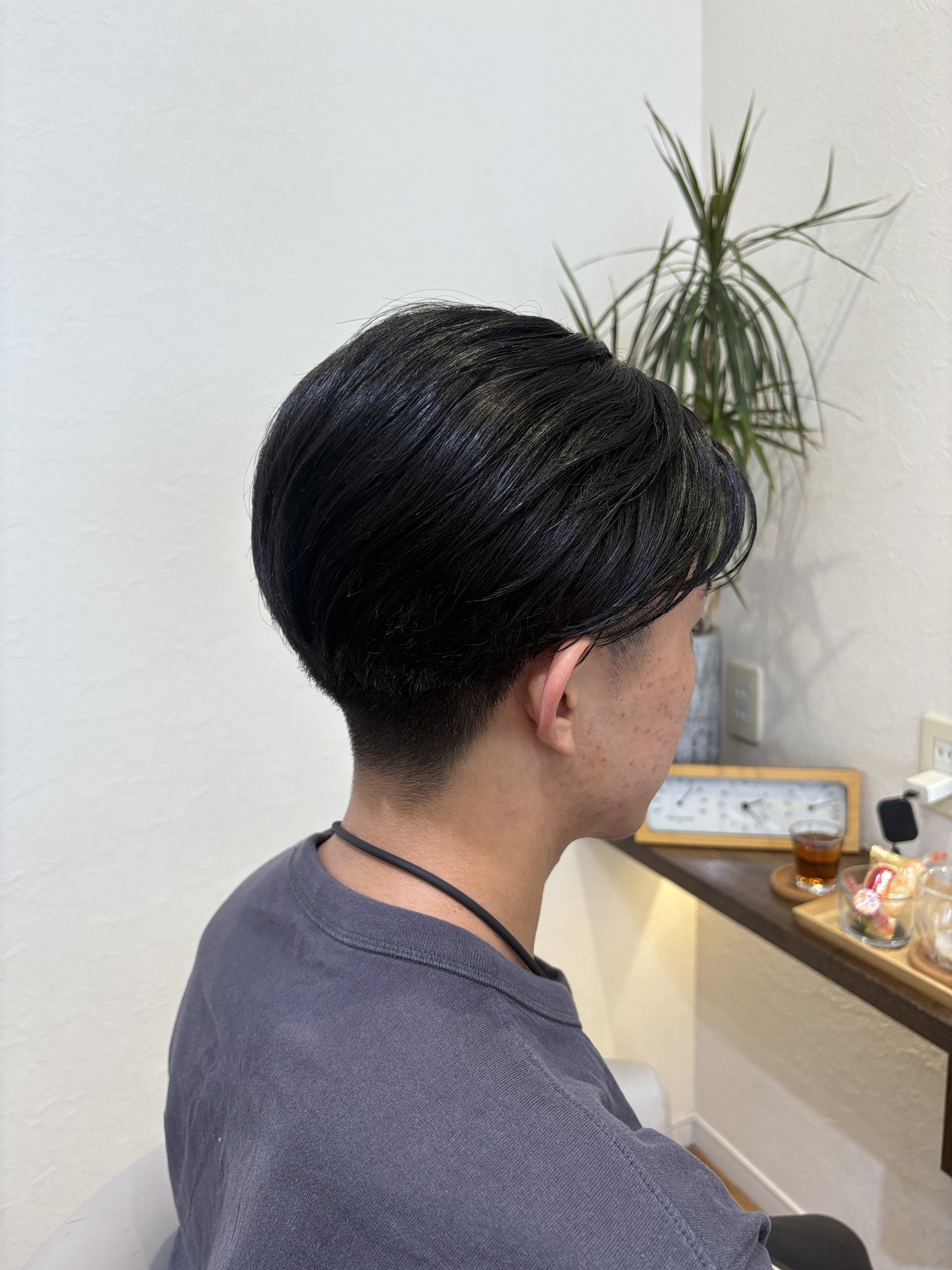 サイドから襟足へすっきり短くつないだメンズショート|横の張り出しを抑えたシルエットを反対側の斜め後ろから