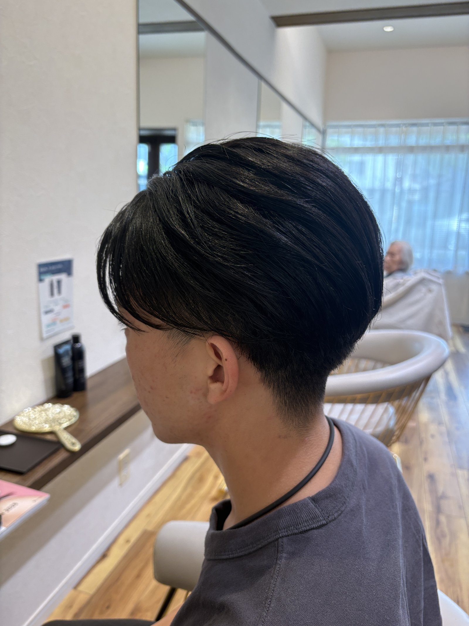 流れるセンターパート×縮毛矯正のメンズショート|前髪からトップへ自然に流れる毛流れを斜め横から