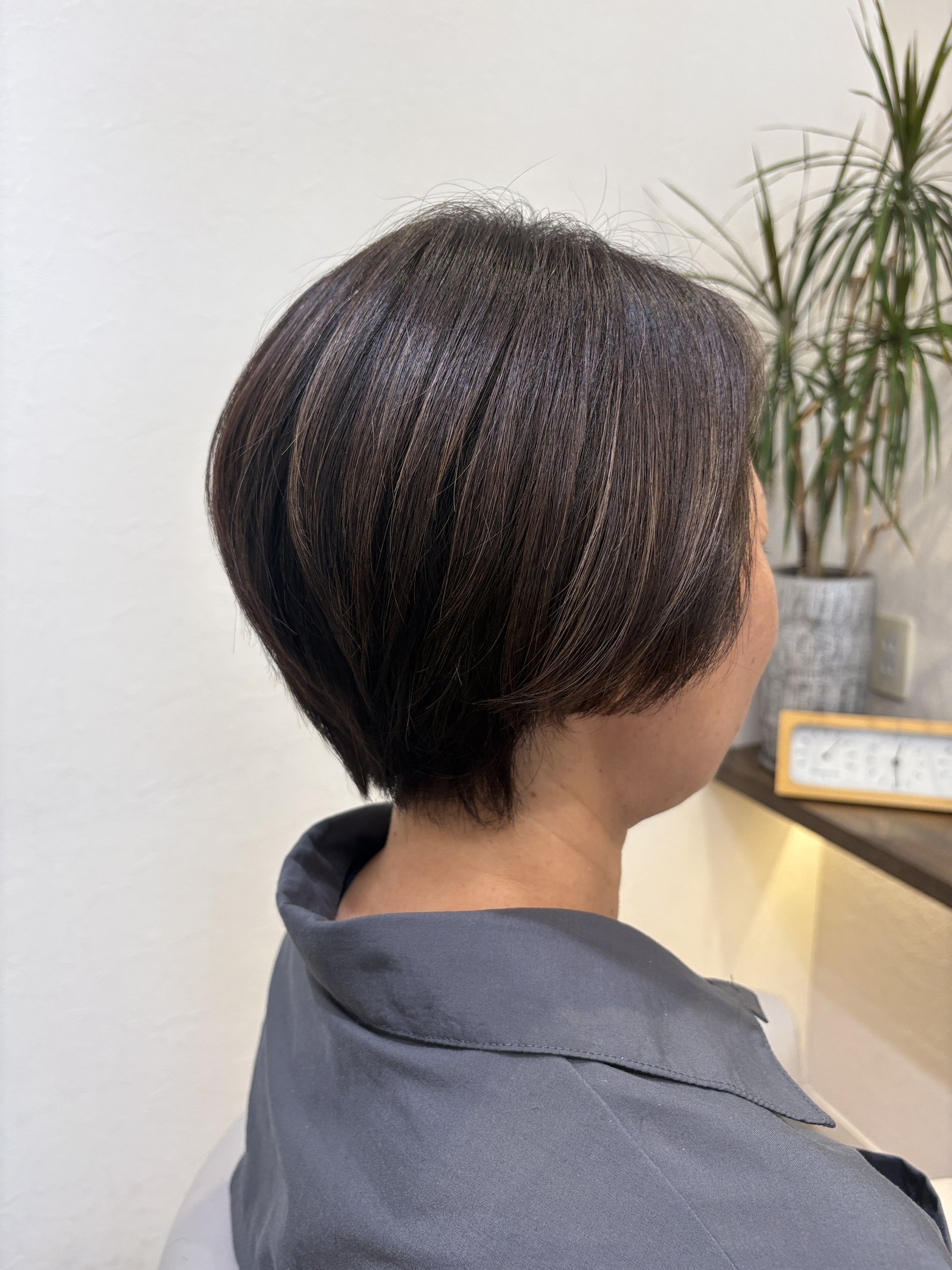 反対側から見たダークブラウン丸みショートボブ=後頭部ふっくらのグラデーションと溶け込むハイライト