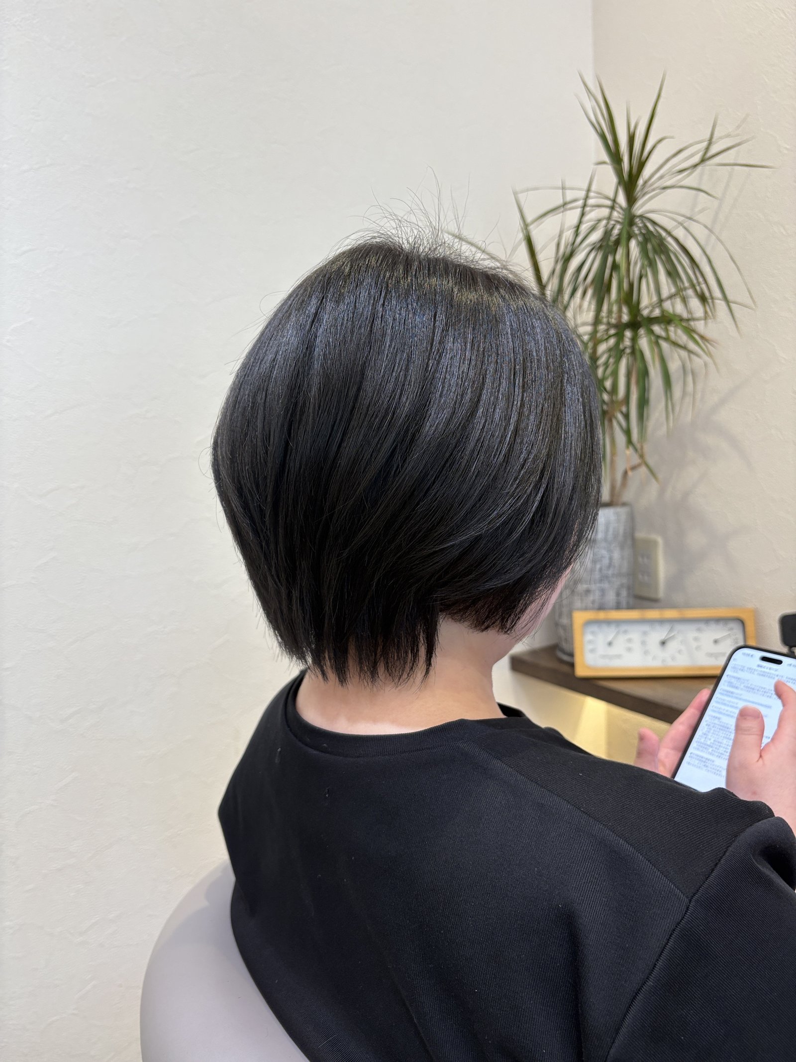 反対側から見た黒髪ハンサムショート=タイトな襟足から後頭部の丸みへつながるグラデーション