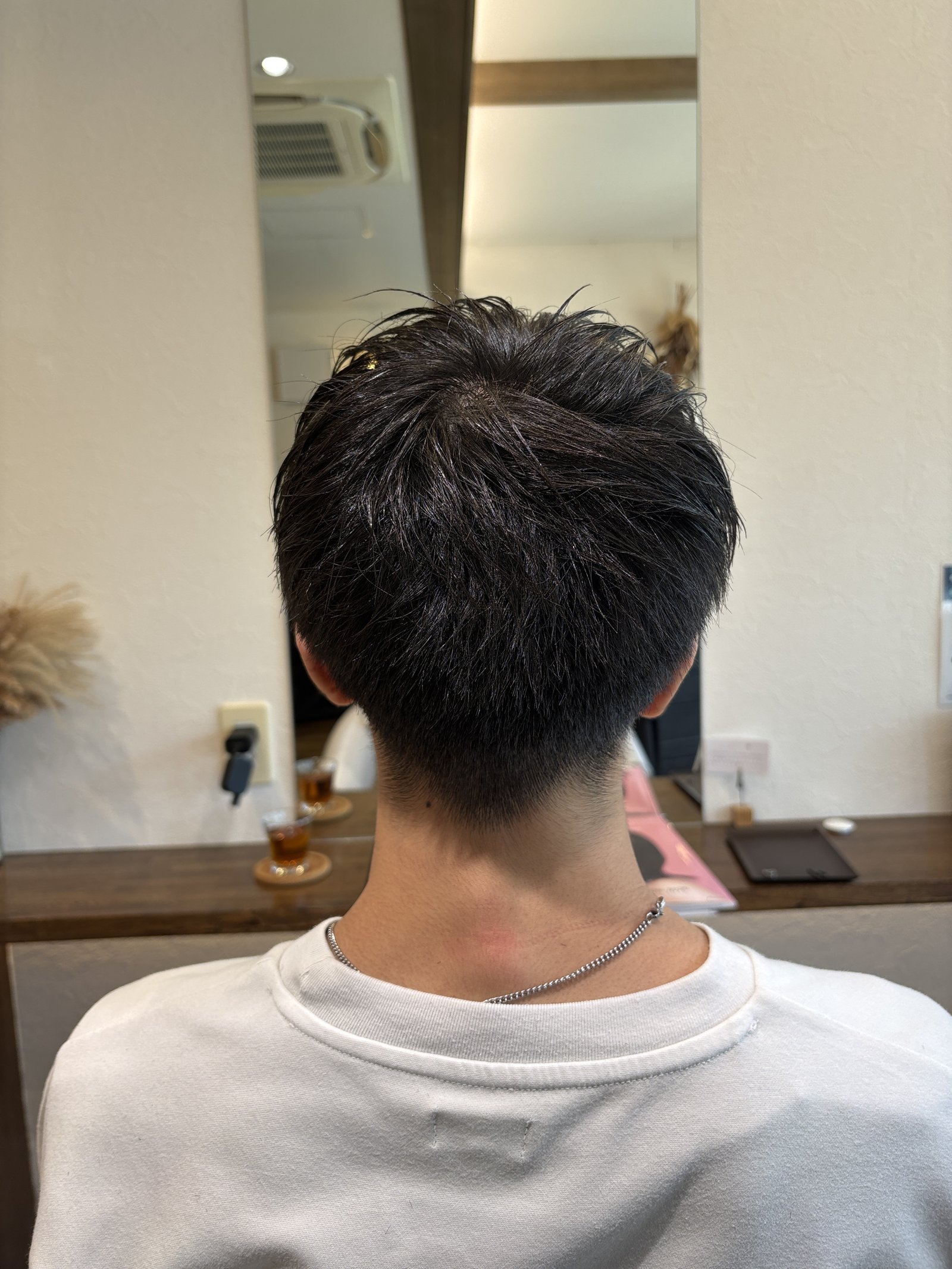 後頭部の自然な丸みと短く整えた襟足|爽やかメンズショートを真後ろから