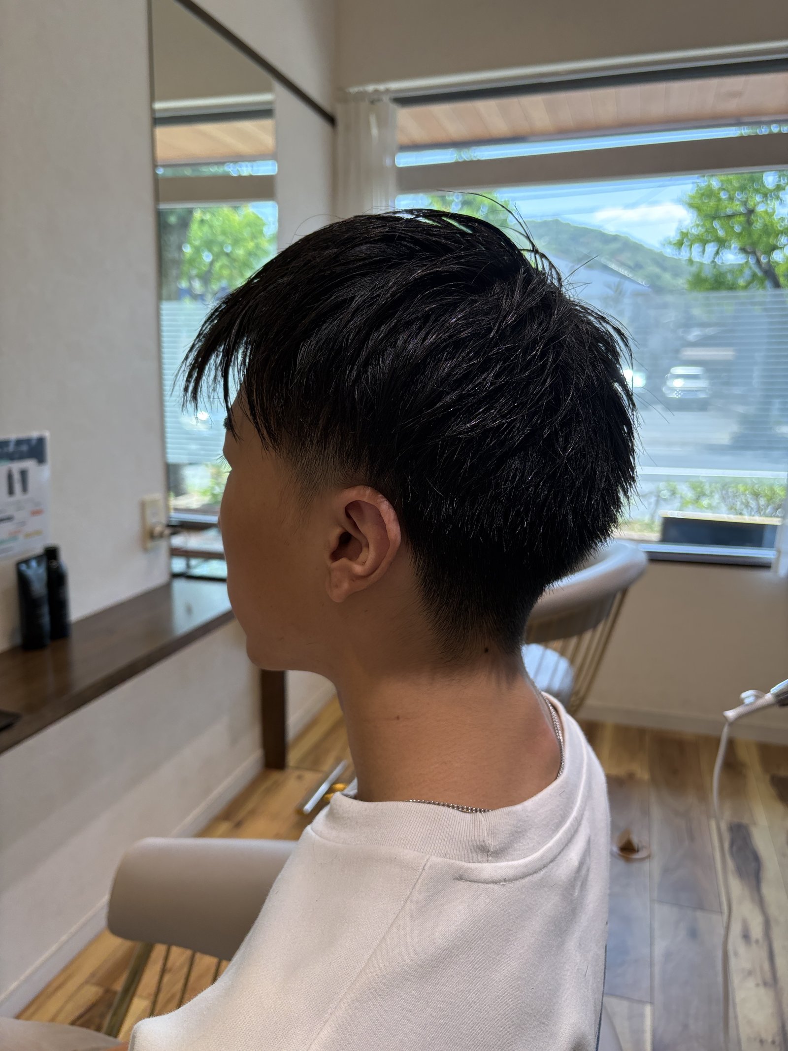 すっきり刈り上げの爽やかメンズショート|耳まわりの刈り上げと、額にかかる前髪の落ち方を斜め横から