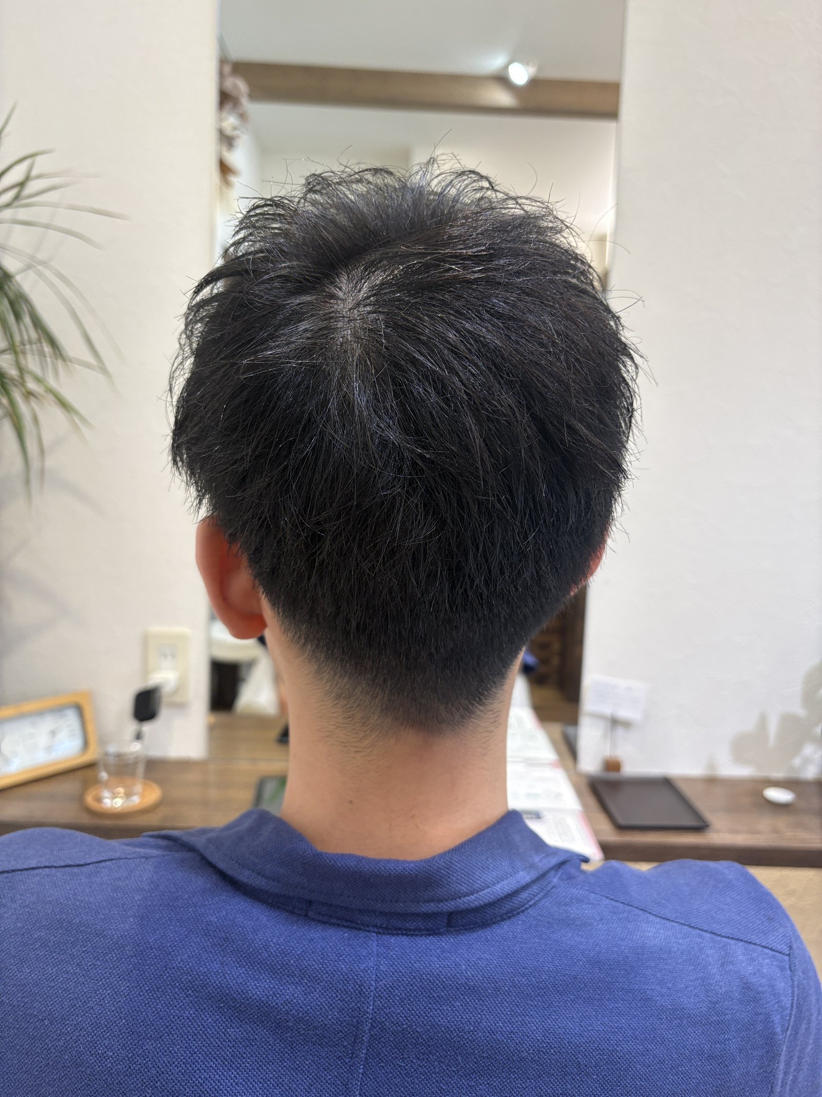 真後ろから見た刈り上げ×束感ショート=襟足の締まりと後頭部のシルエット